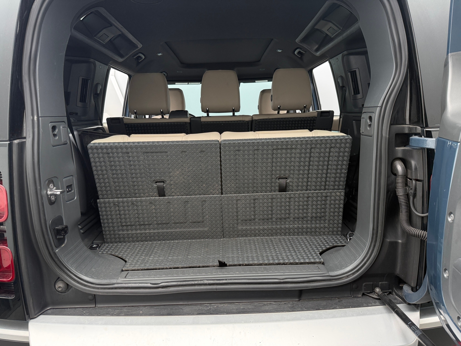 Thumbnail: 2023 Land Rover Defender - 6