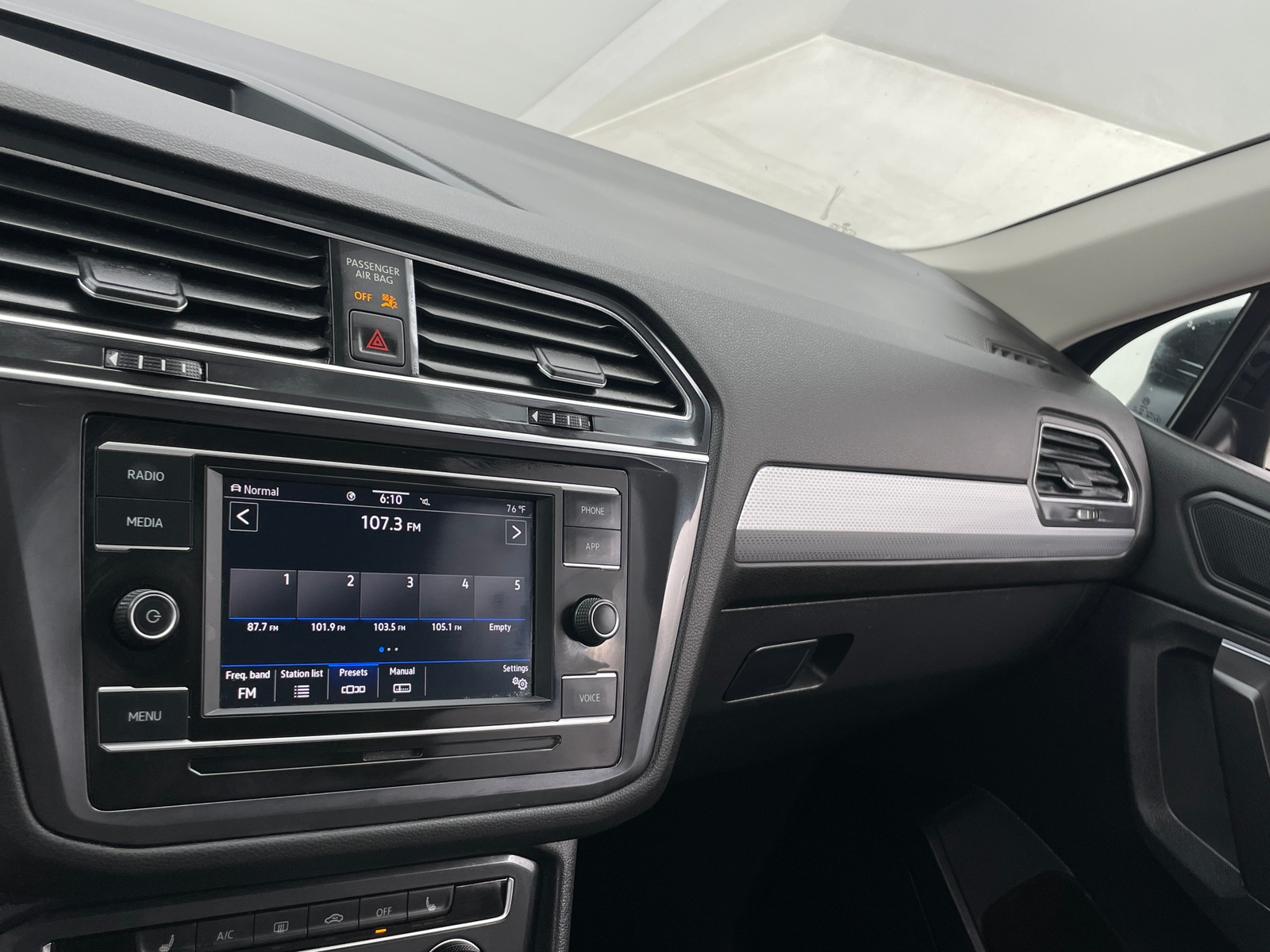 Thumbnail: 2022 Volkswagen Tiguan - 4