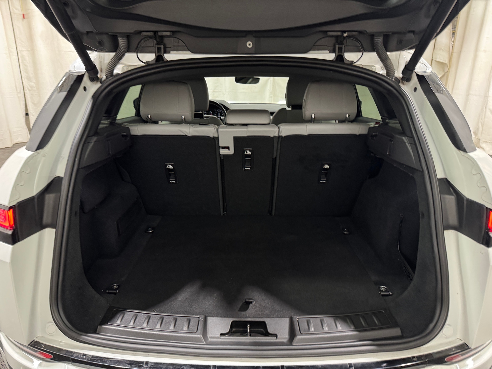 Thumbnail: 2020 Land Rover Range Rover Evoque - 6
