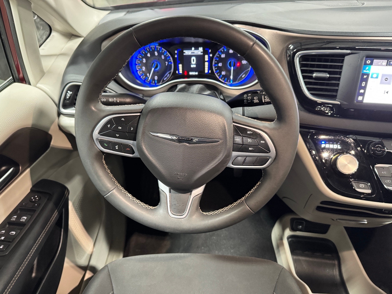 Thumbnail: 2023 Chrysler Voyager - 5