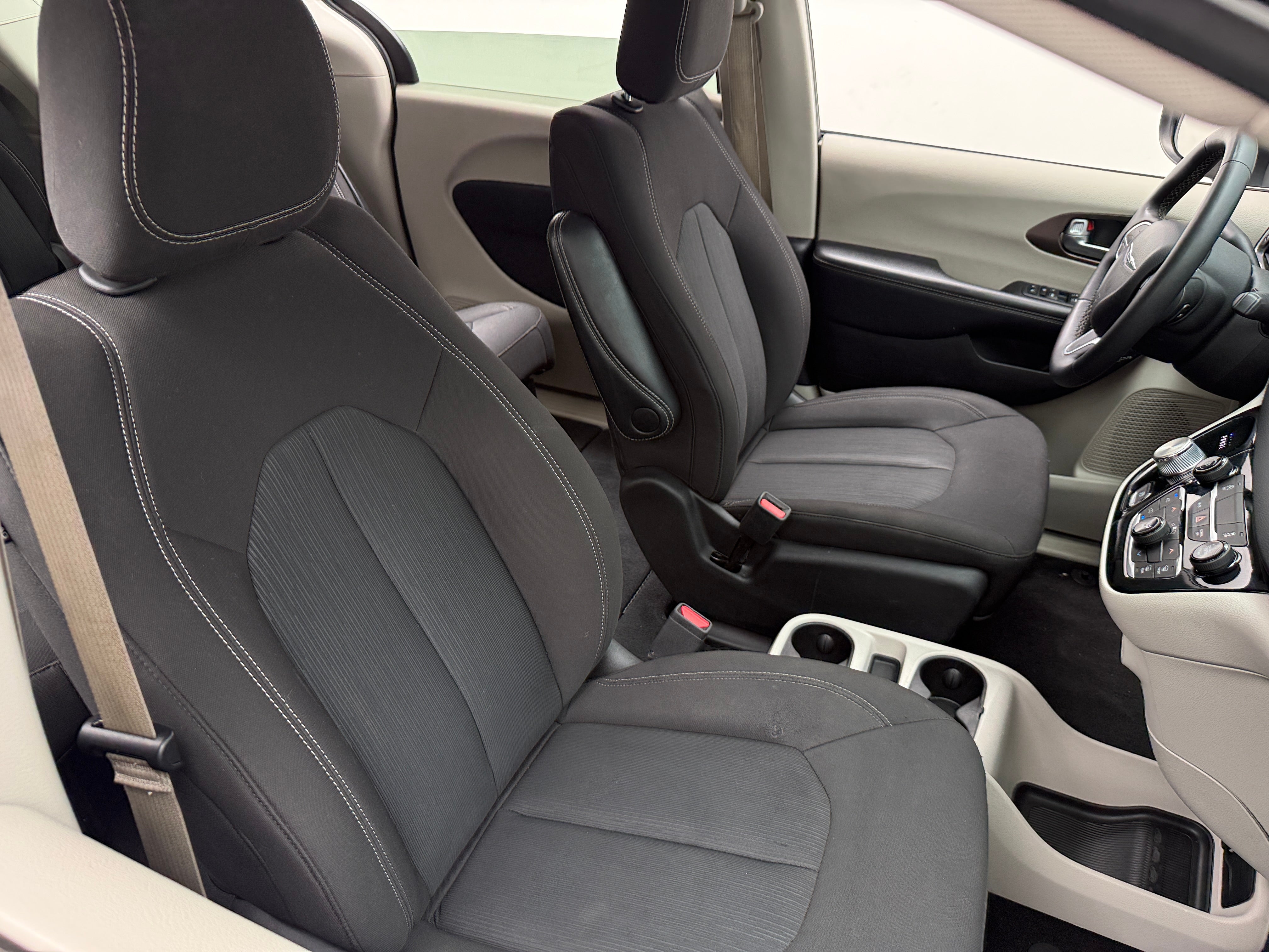 2023 Chrysler Voyager