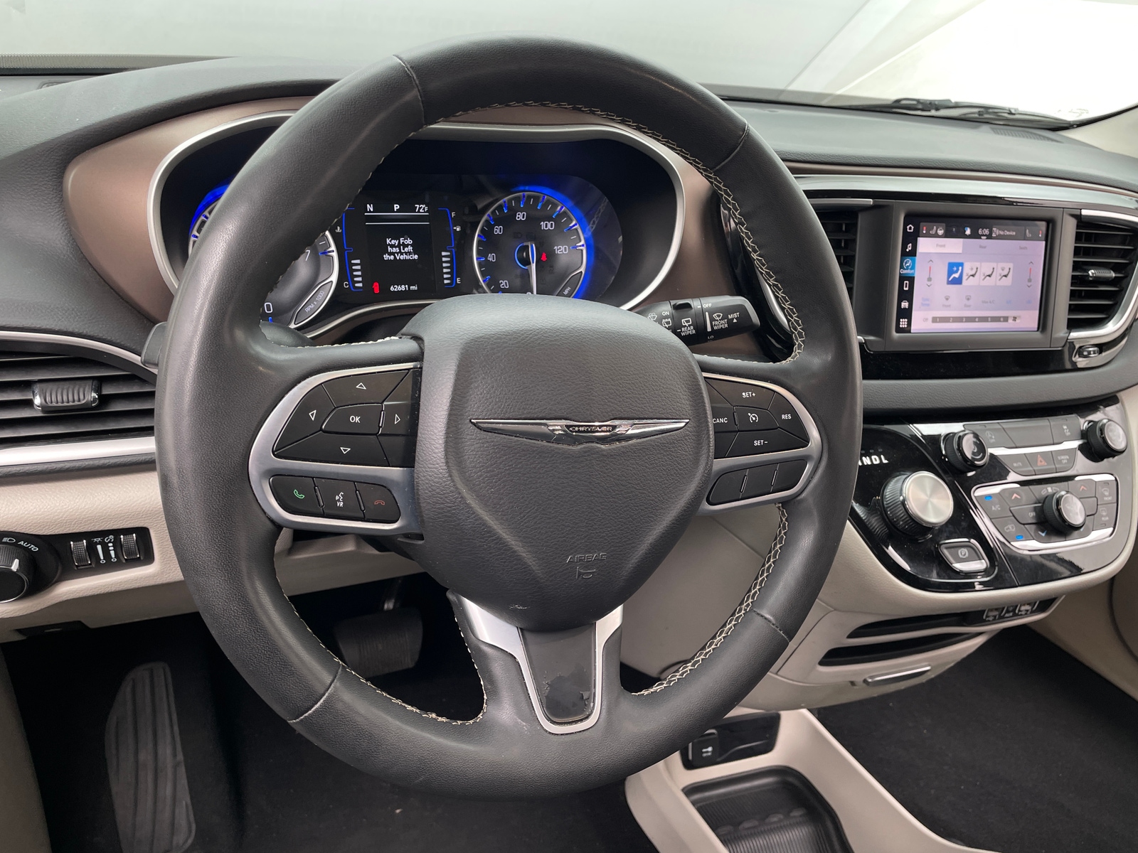 Thumbnail: 2023 Chrysler Voyager - 5