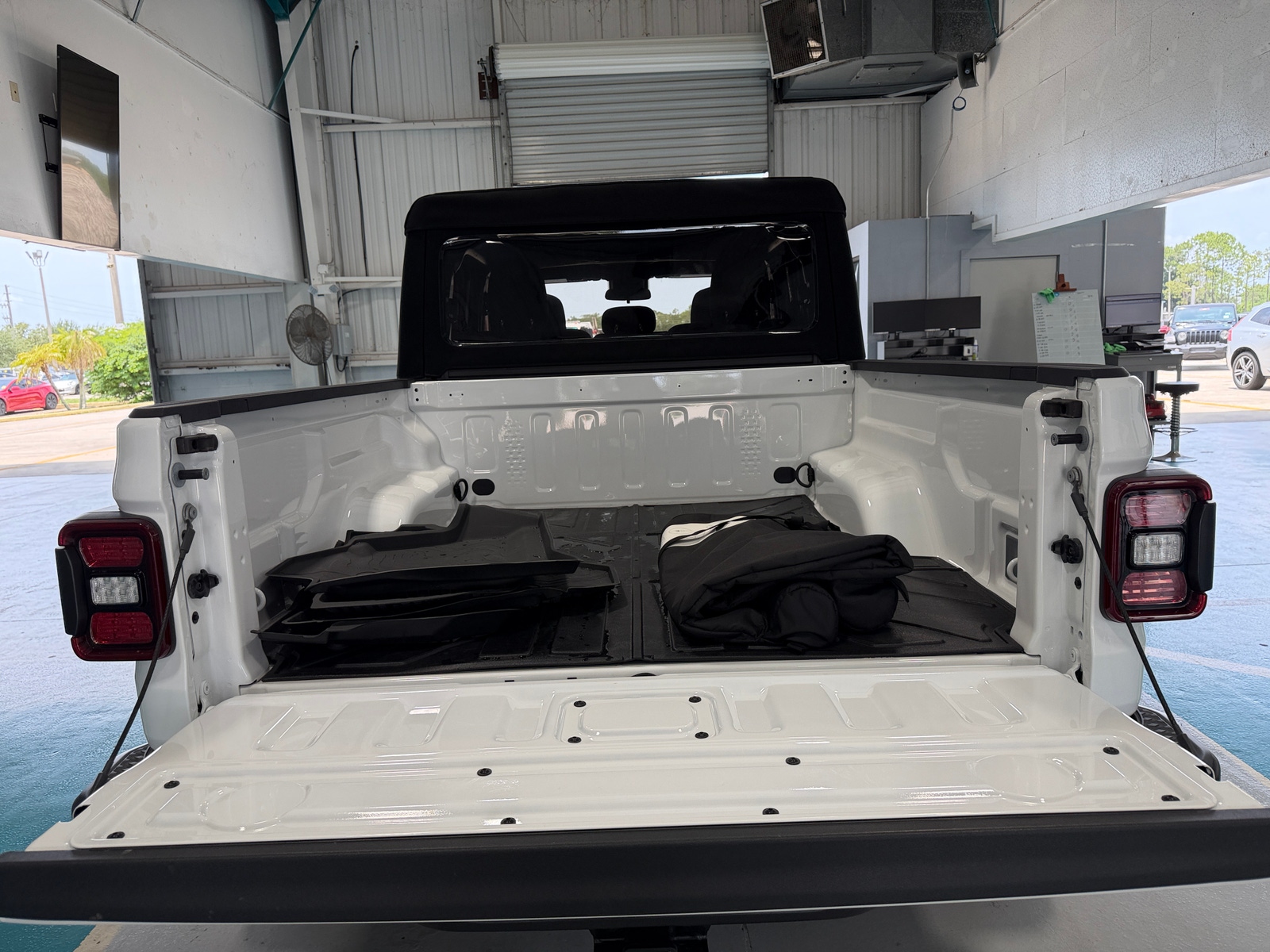 Thumbnail: 2024 Jeep Gladiator - 7