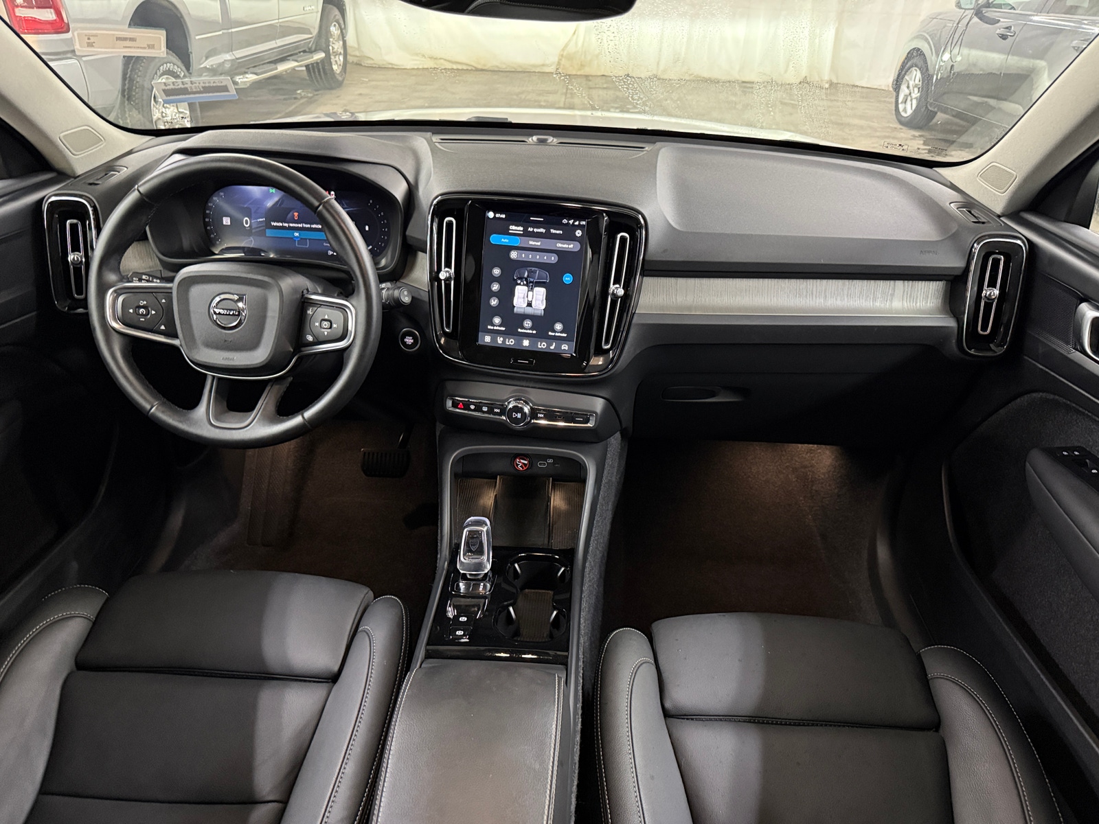 Thumbnail: 2026 Volvo XC40 - 2