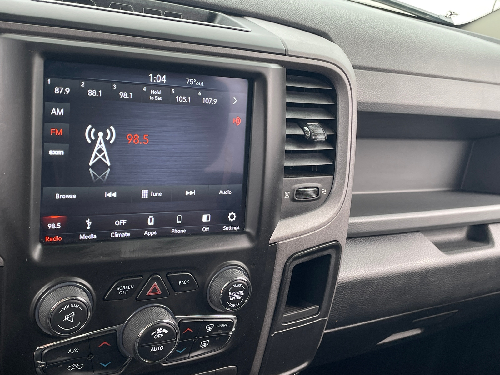 Thumbnail: 2019 RAM 1500 Classic - 4