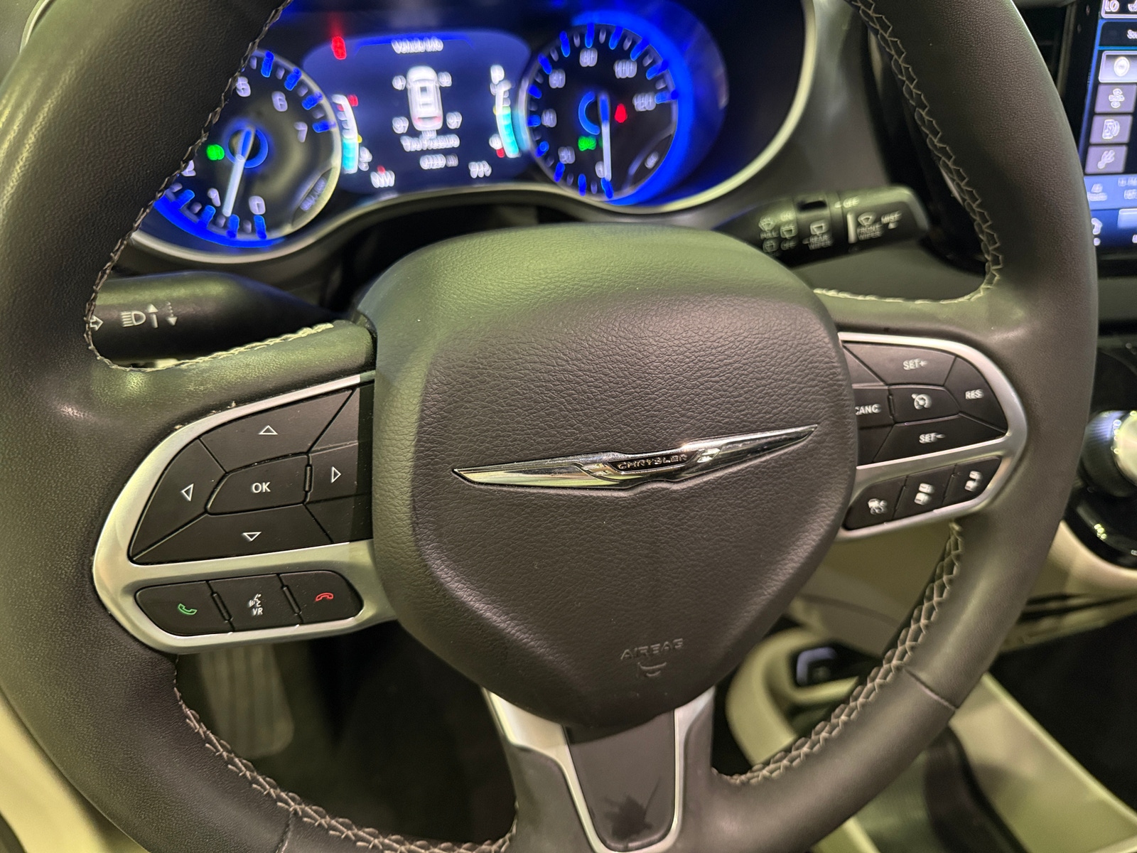 Thumbnail: 2023 Chrysler Pacifica - 4