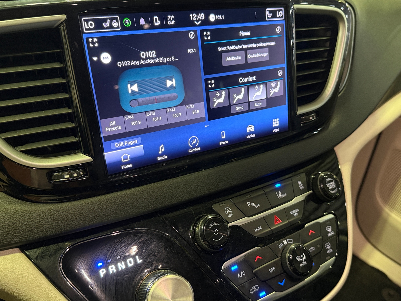 Thumbnail: 2023 Chrysler Pacifica - 3