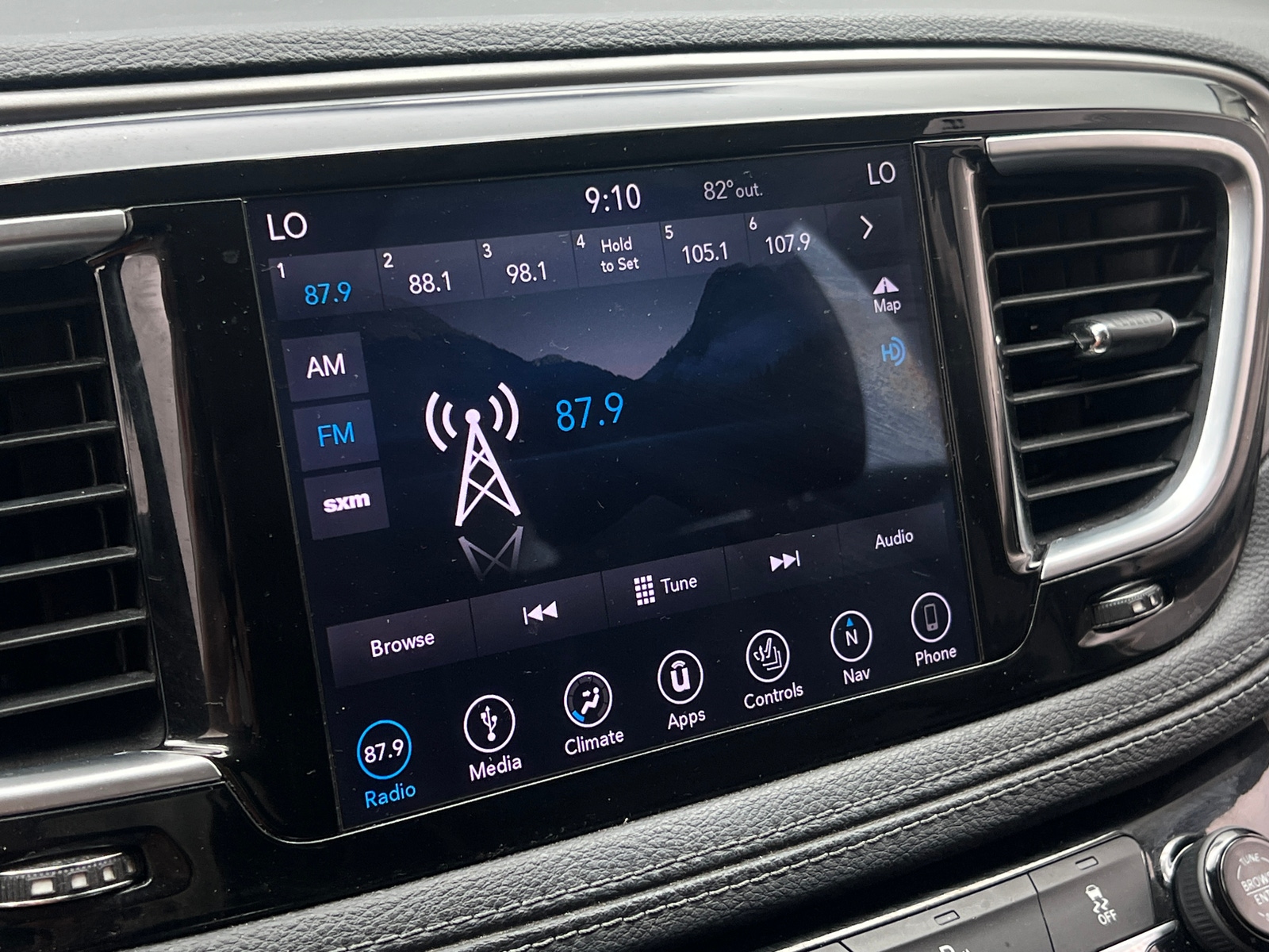 Thumbnail: 2019 Chrysler Pacifica - 3