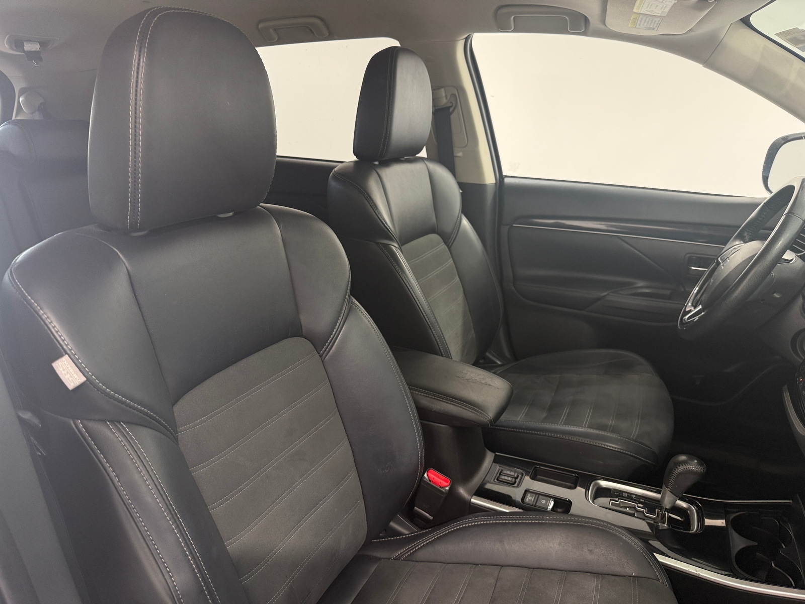 Thumbnail: 2019 Mitsubishi Outlander - 2