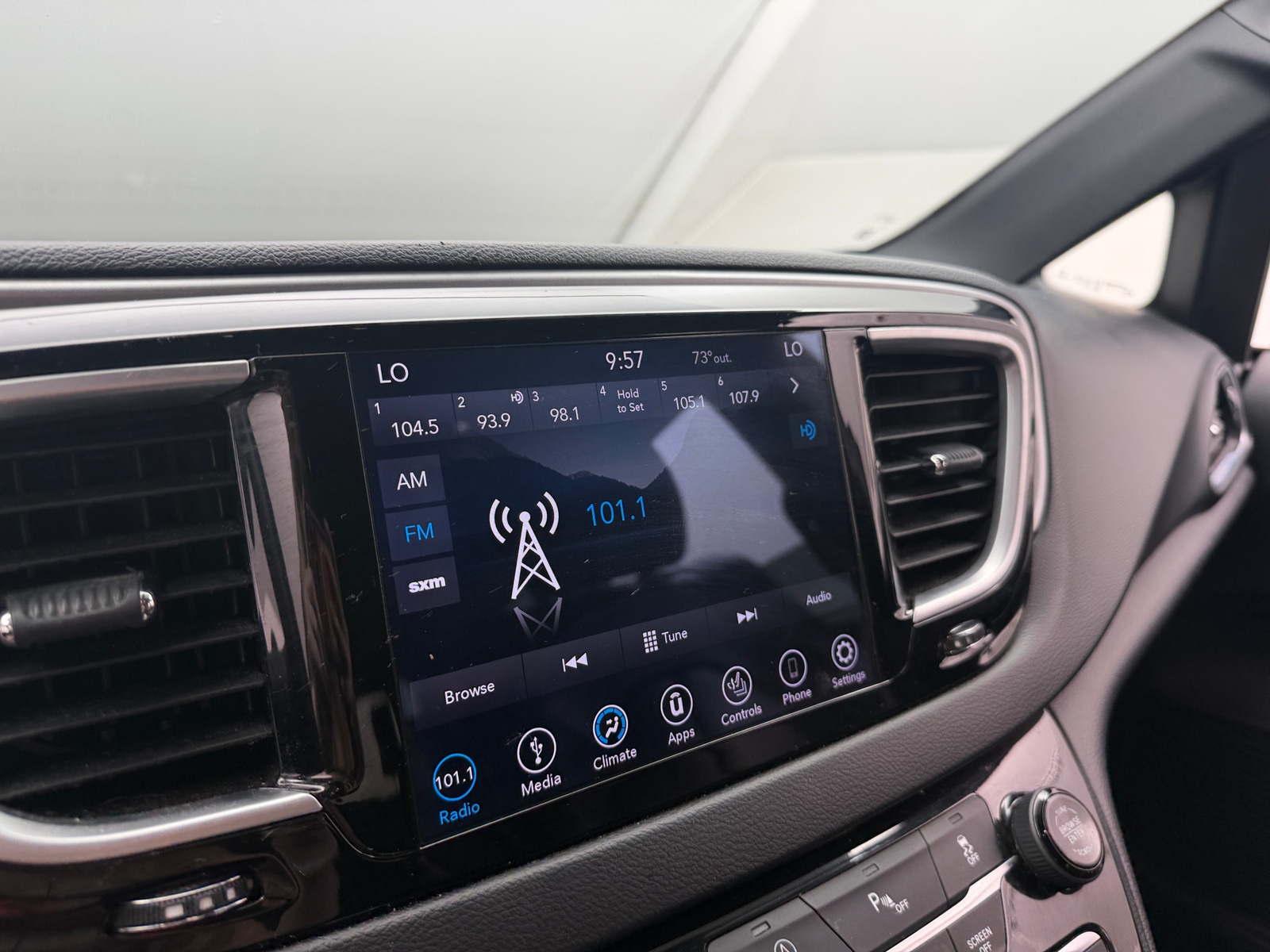 Thumbnail: 2018 Chrysler Pacifica - 3