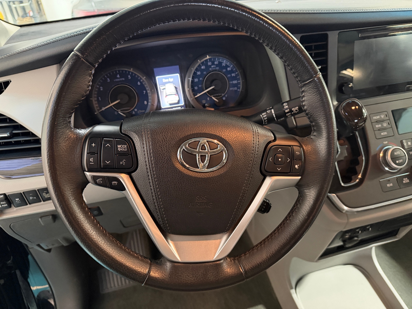 Thumbnail: 2017 Toyota Sienna - 4