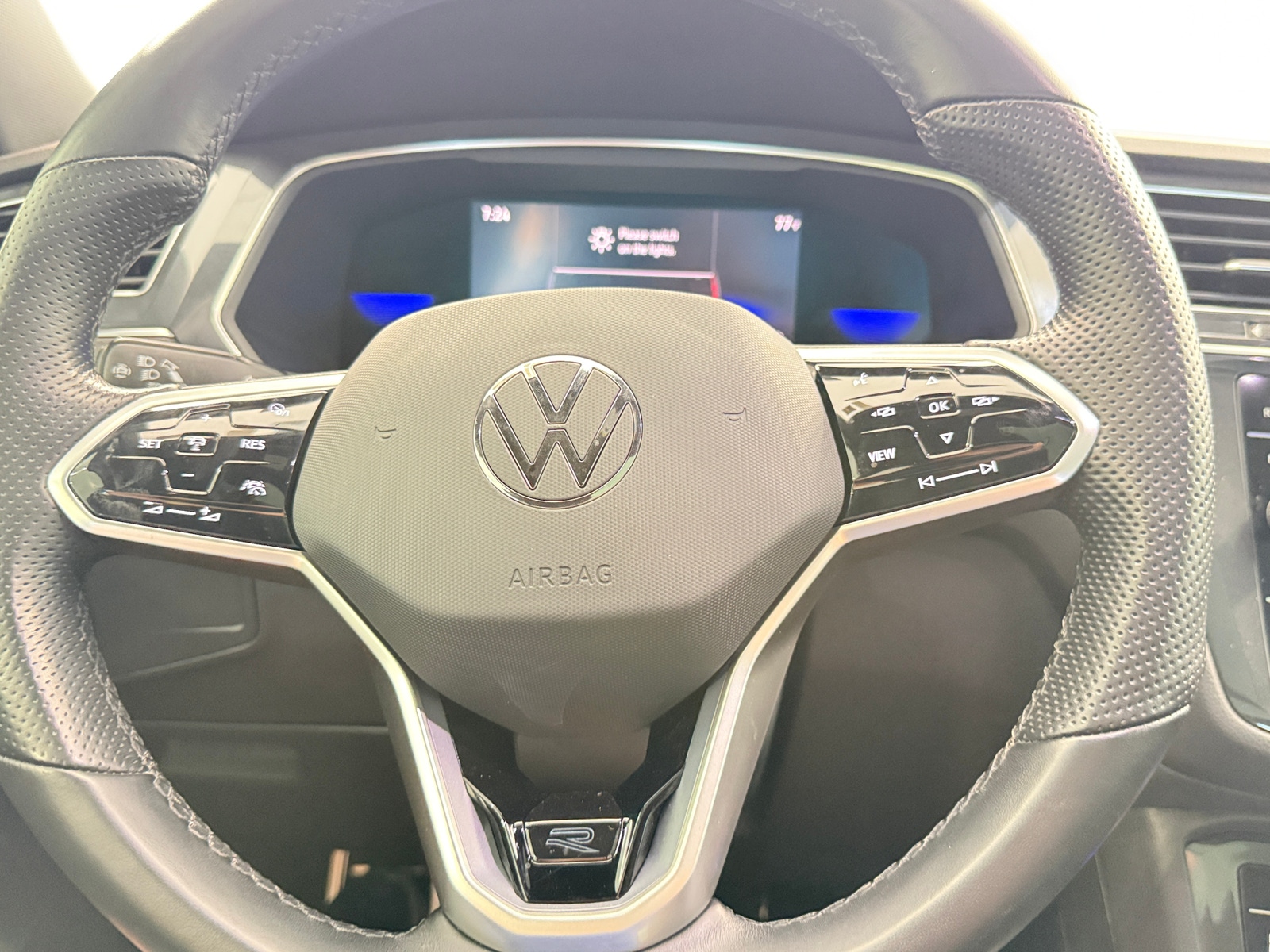 Thumbnail: 2023 Volkswagen Tiguan - 4