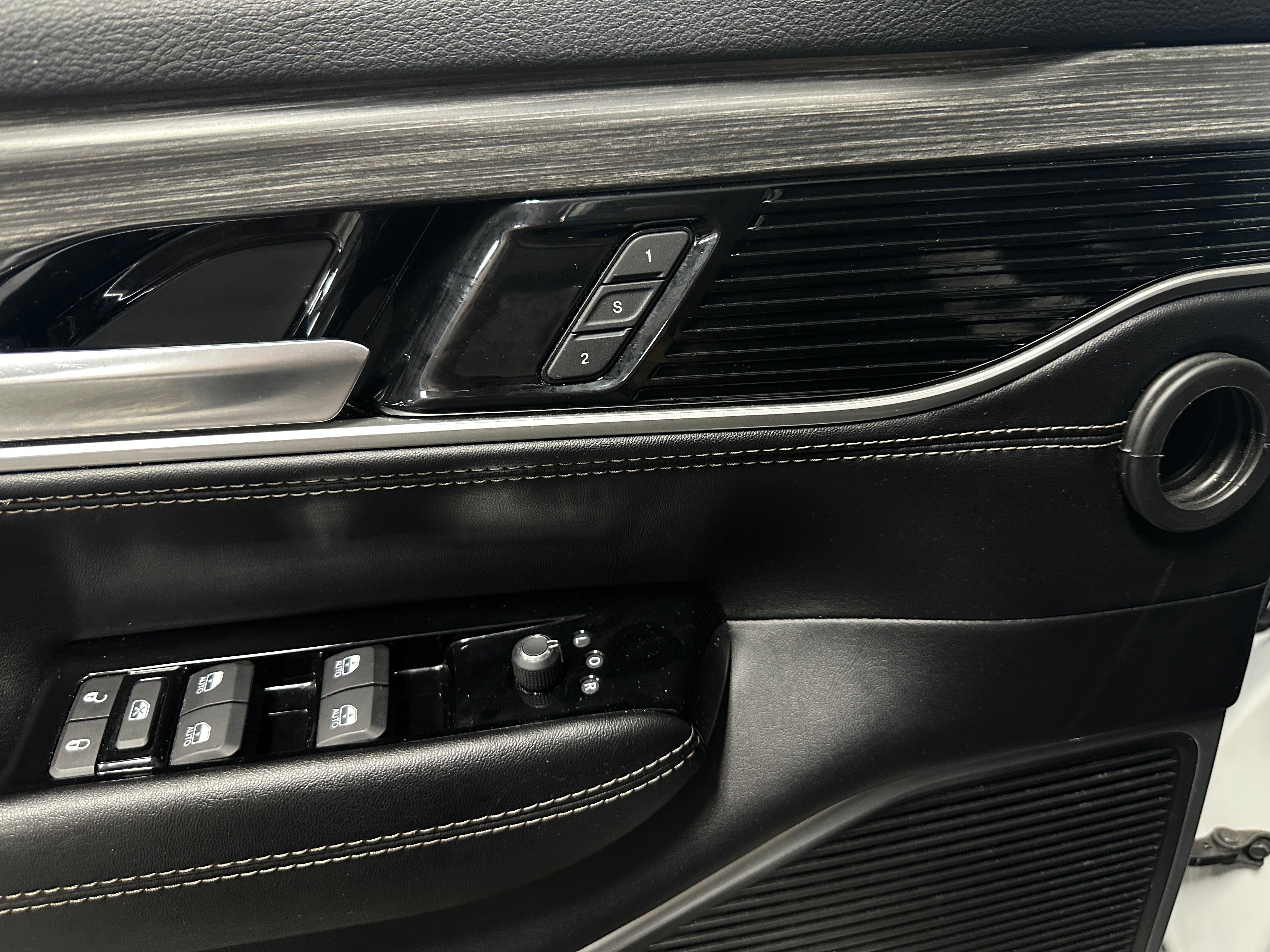 2024 Jeep Wagoneer L Series II - Photo 15