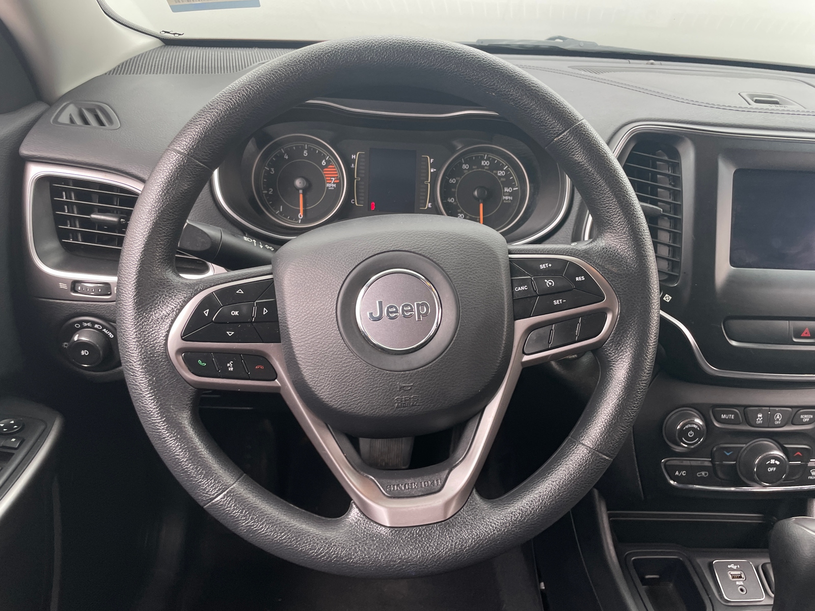 Thumbnail: 2019 Jeep Cherokee - 5