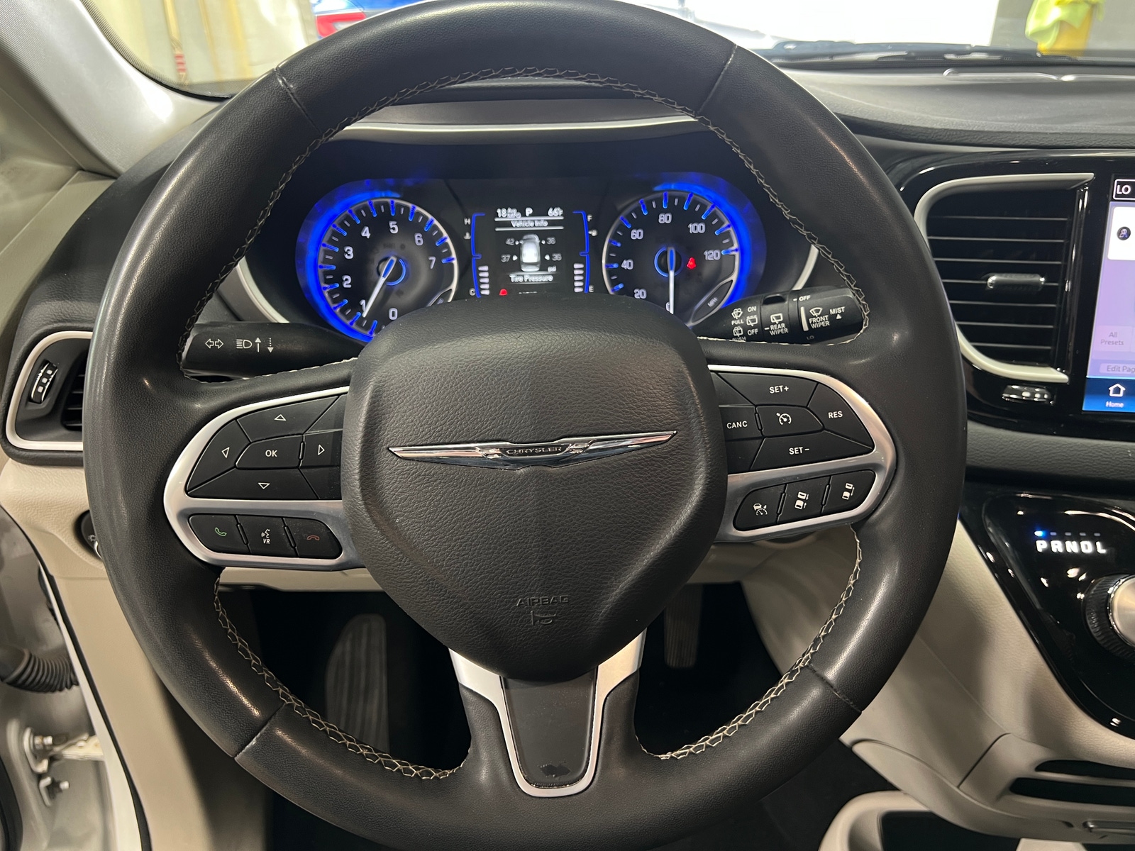 Thumbnail: 2022 Chrysler Pacifica - 4
