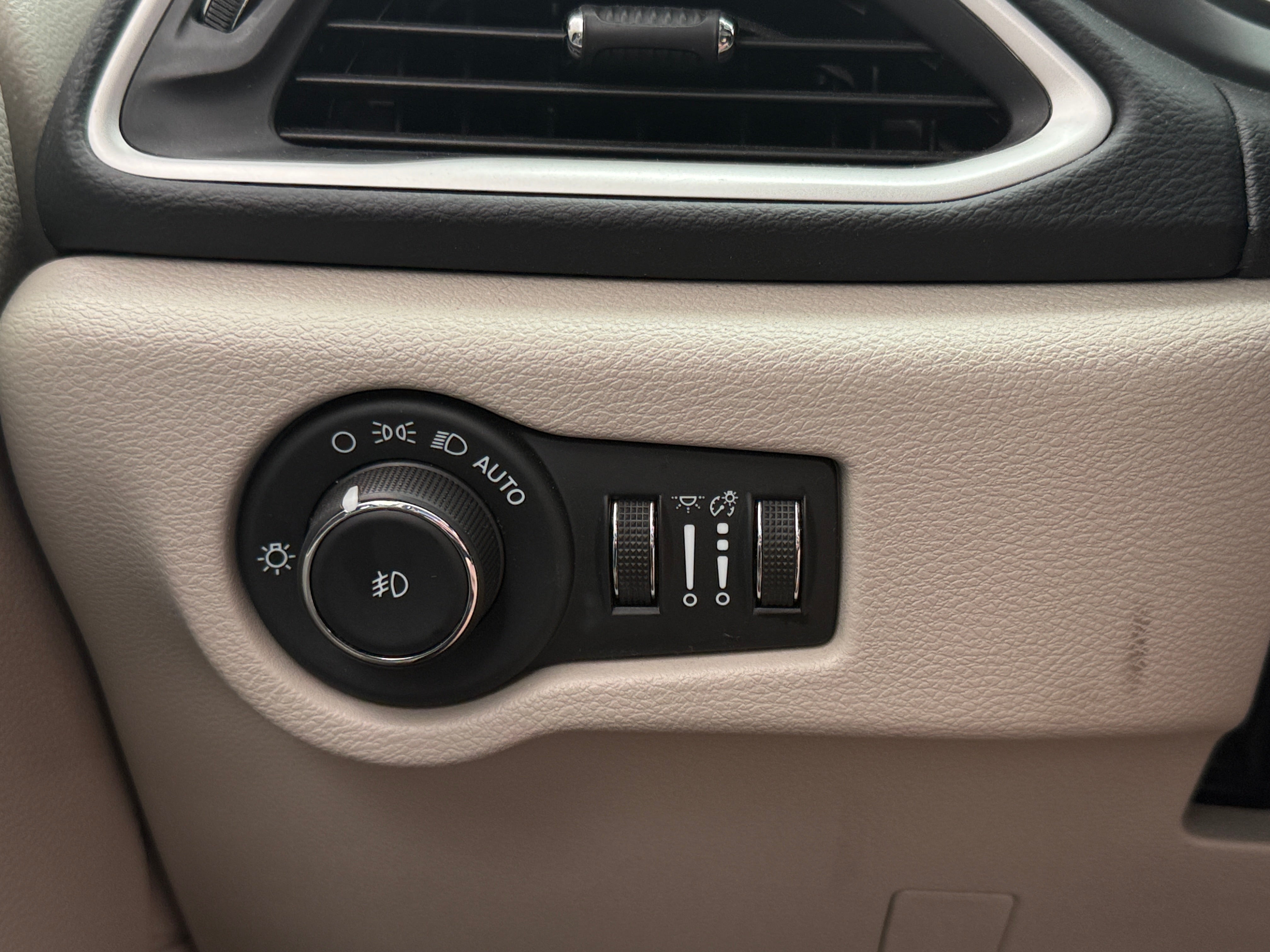 2023 Chrysler Pacifica Touring L - Photo 11