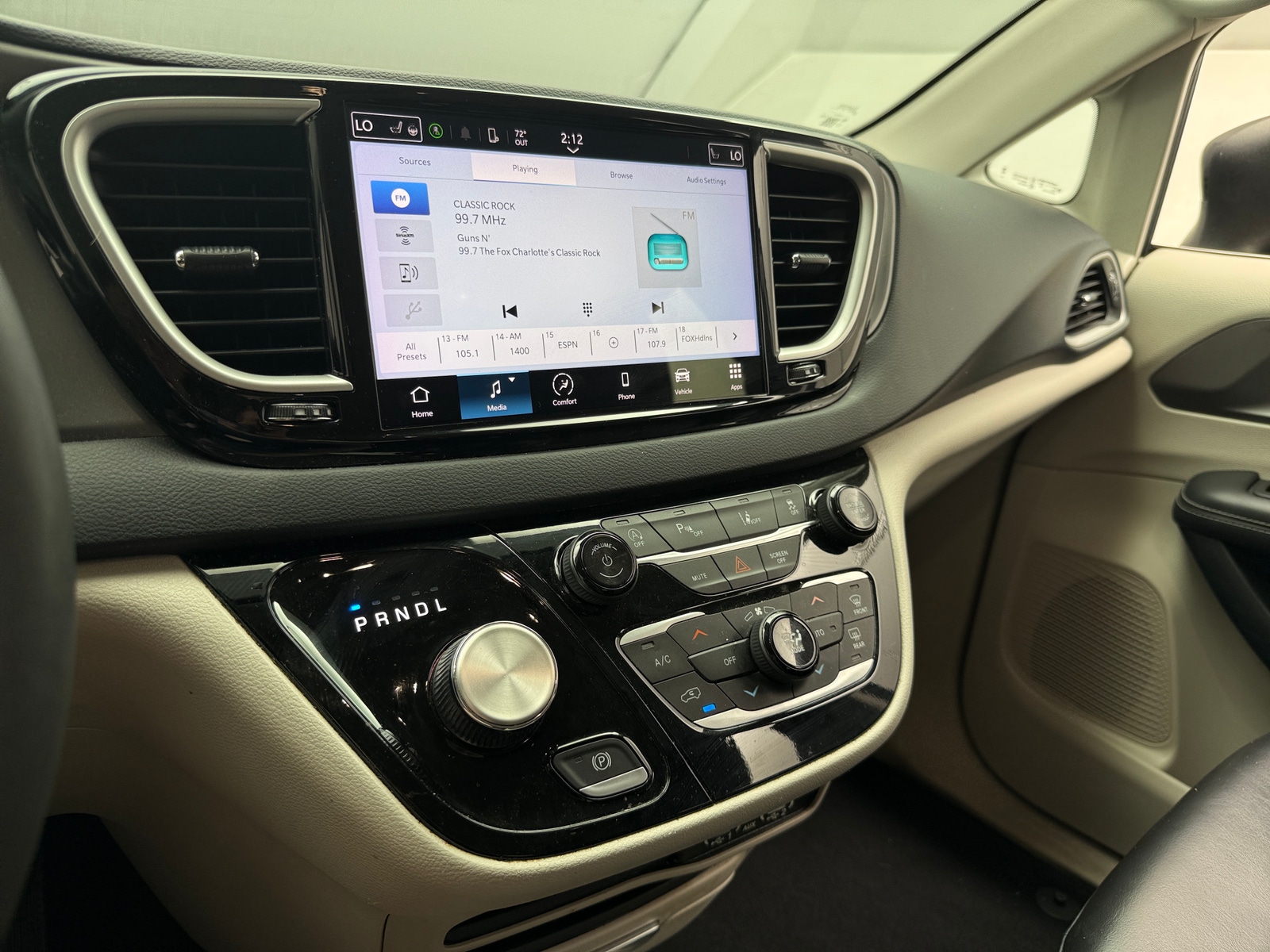 Thumbnail: 2023 Chrysler Pacifica - 3