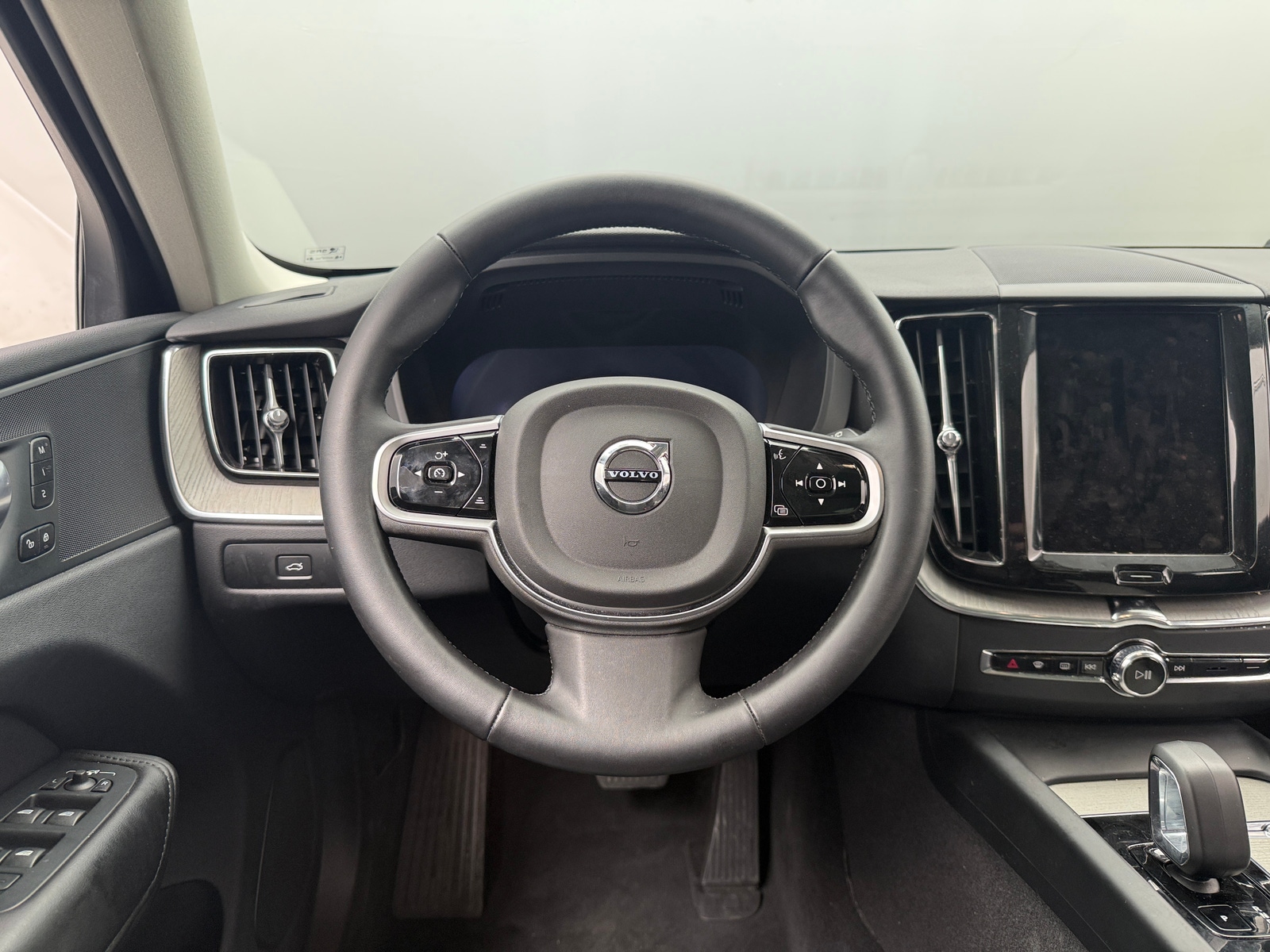 Thumbnail: 2025 Volvo XC60 - 5