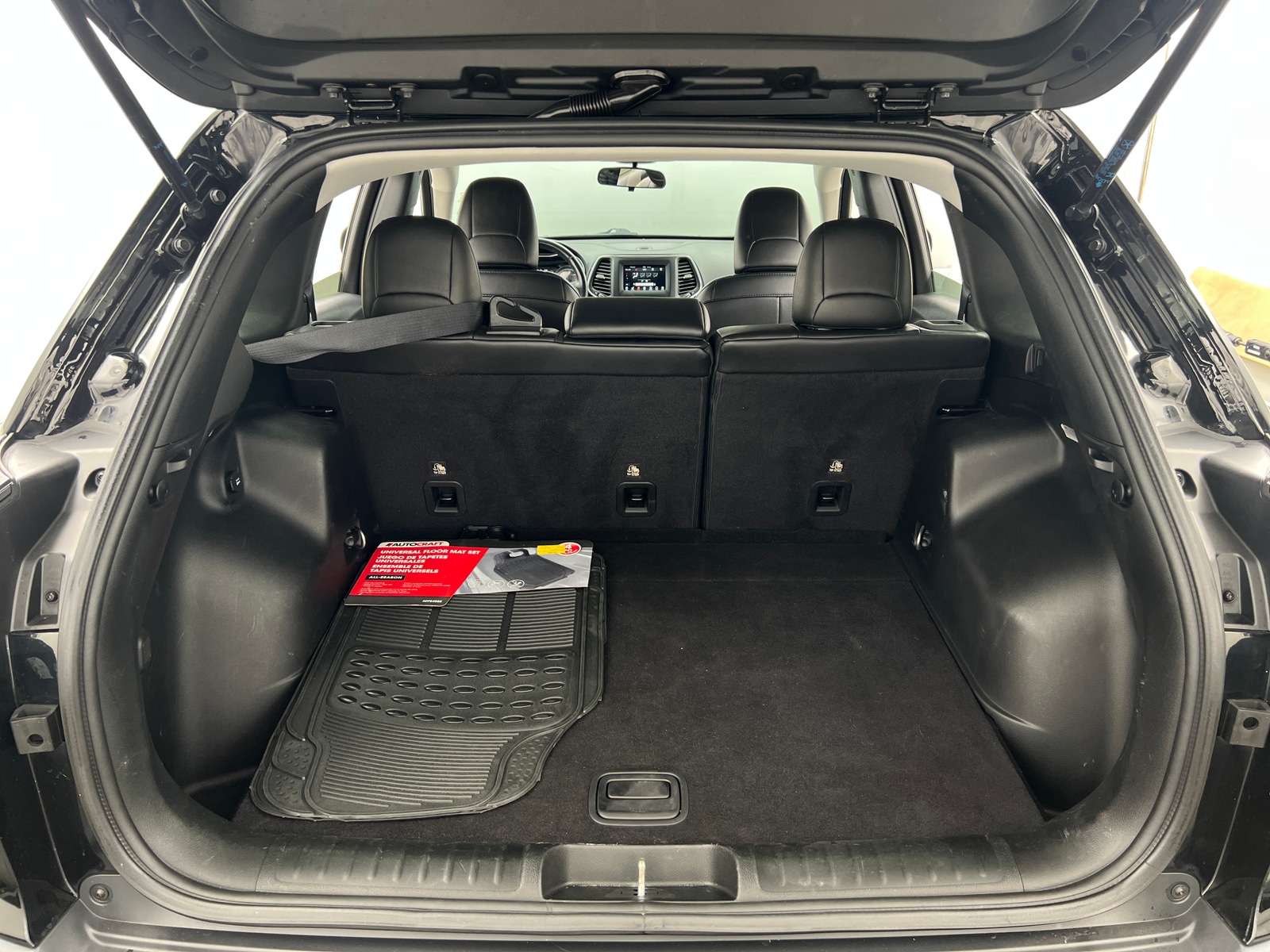 Thumbnail: 2019 Jeep Cherokee - 7