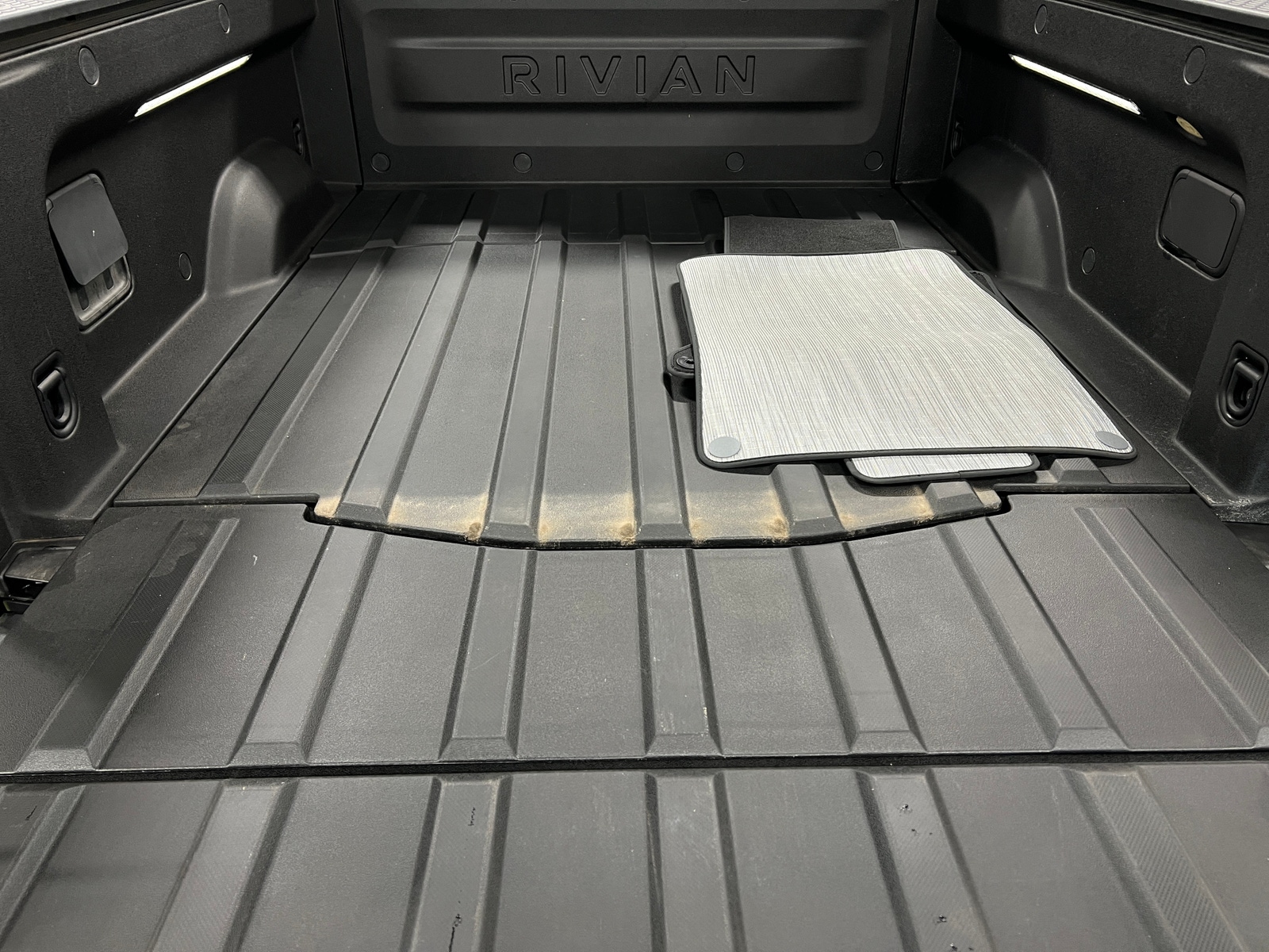 Thumbnail: 2025 Rivian R1T - 6