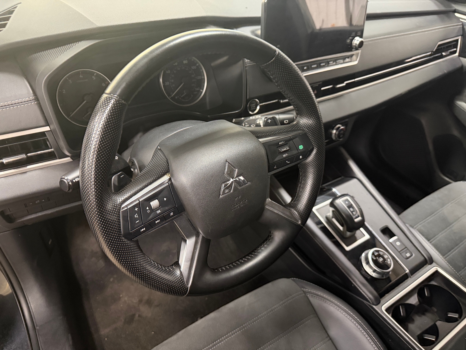Thumbnail: 2024 Mitsubishi Outlander - 4