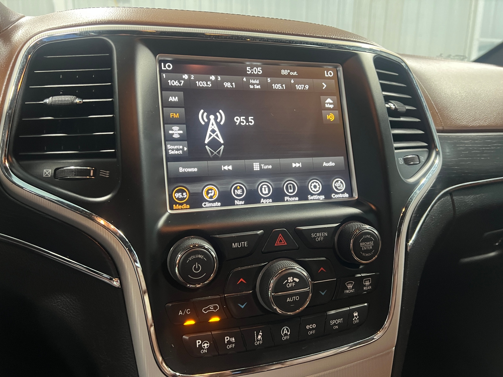 Thumbnail: 2018 Jeep Grand Cherokee - 3