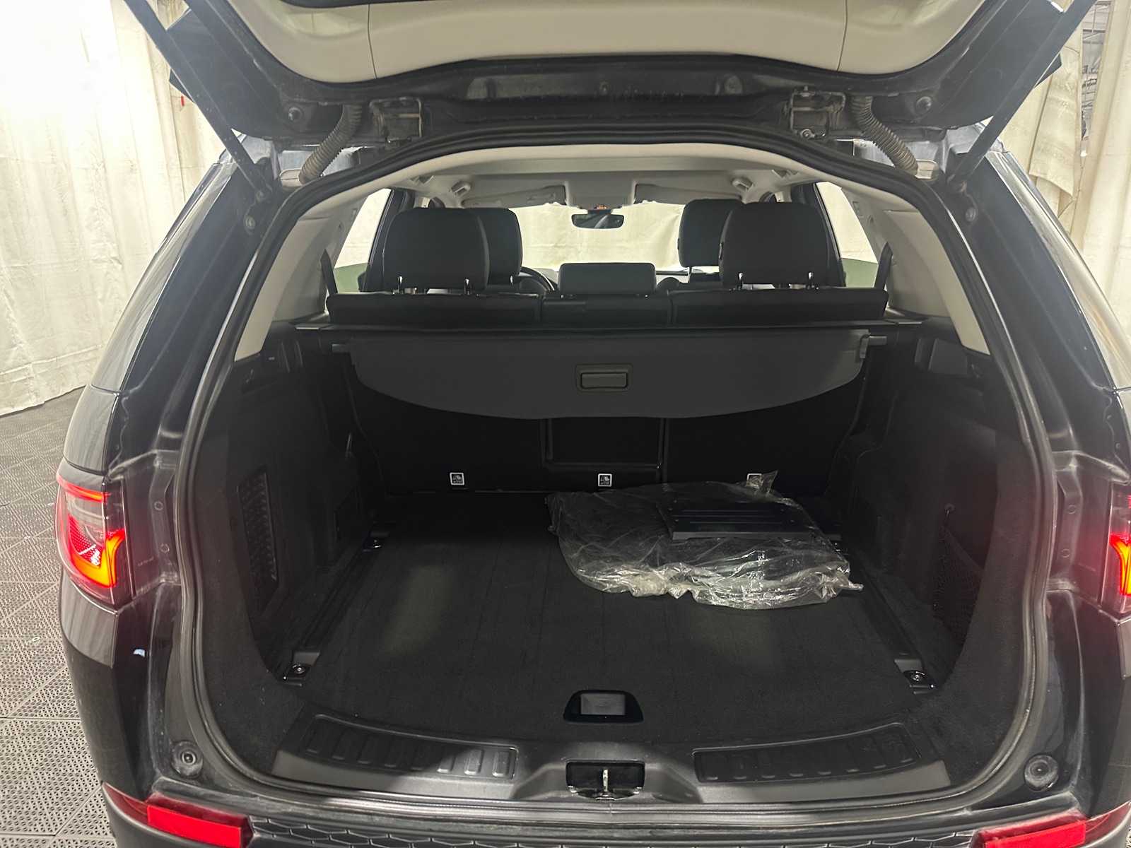 Thumbnail: 2020 Land Rover Discovery Sport - 7