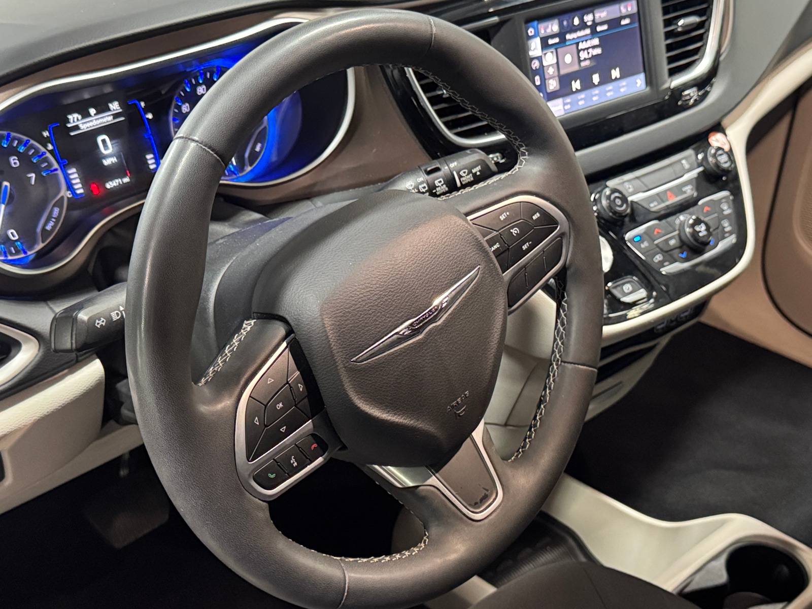 Thumbnail: 2023 Chrysler Voyager - 5