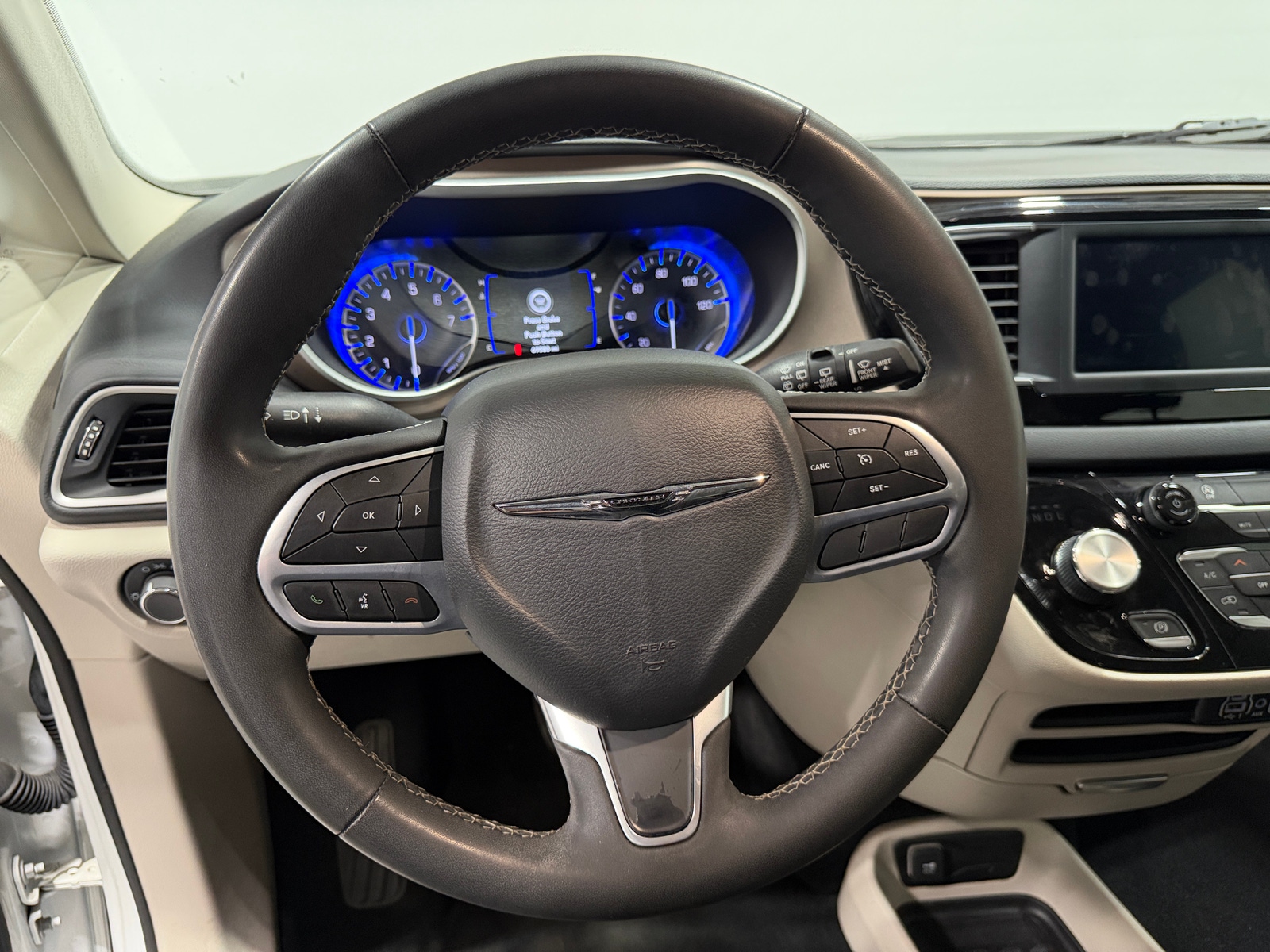 Thumbnail: 2023 Chrysler Voyager - 5