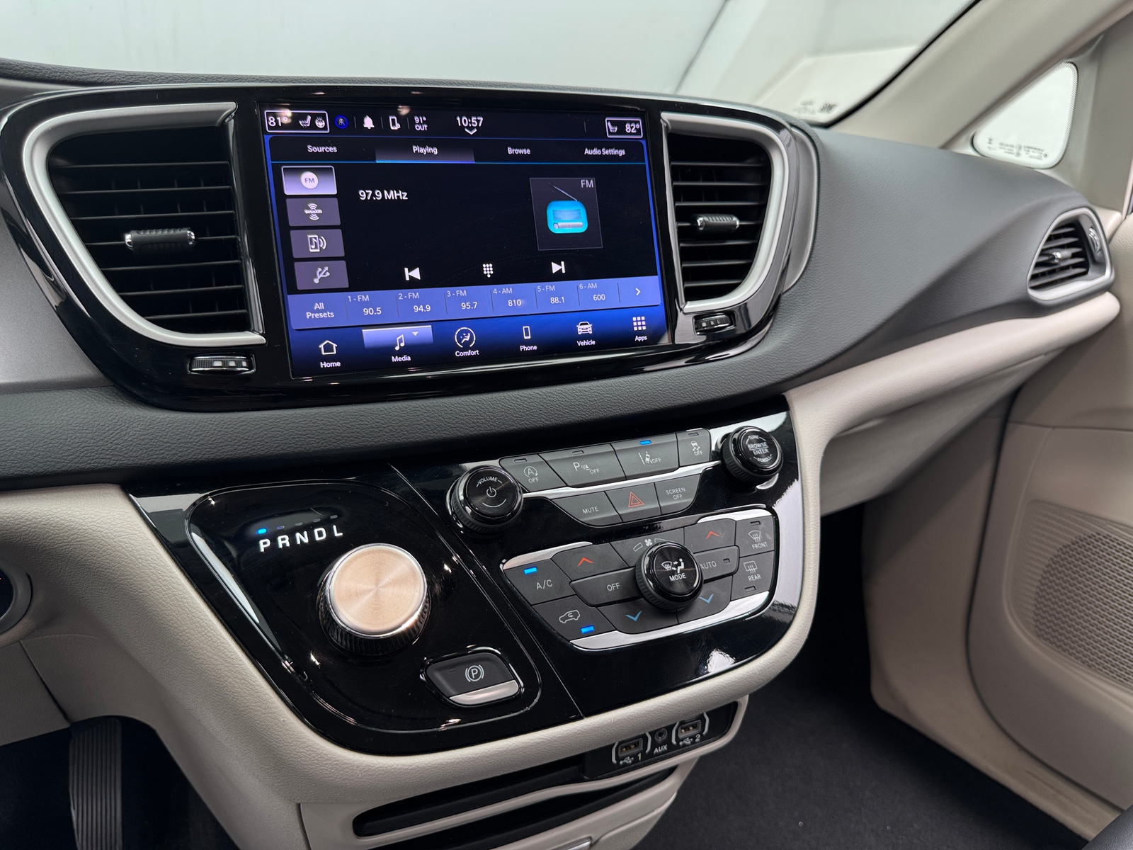 Thumbnail: 2024 Chrysler Pacifica - 3