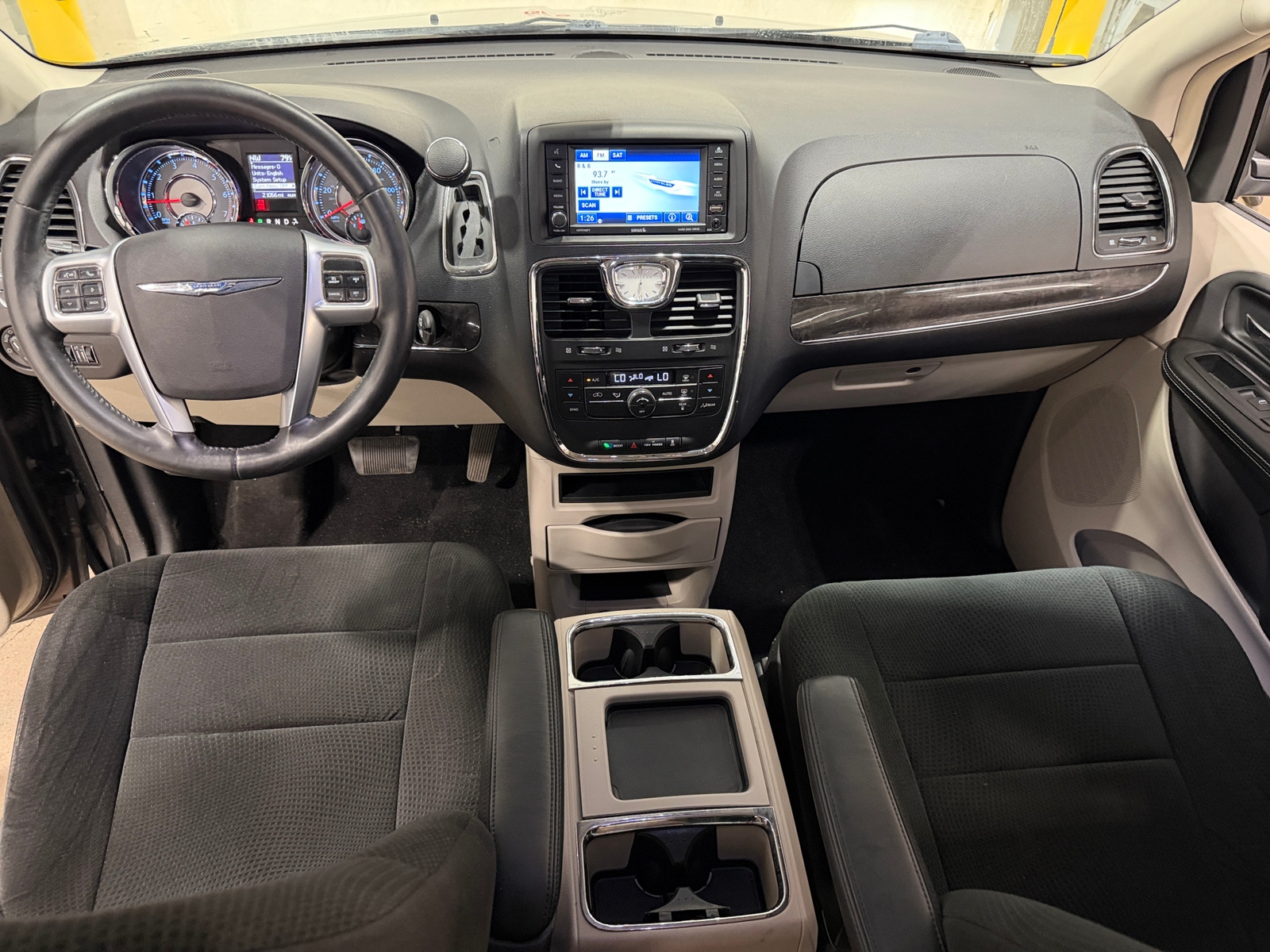 Thumbnail: 2012 Chrysler Town & Country - 3