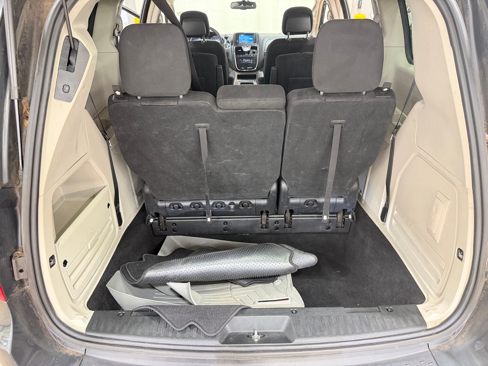 Thumbnail: 2012 Chrysler Town & Country - 7