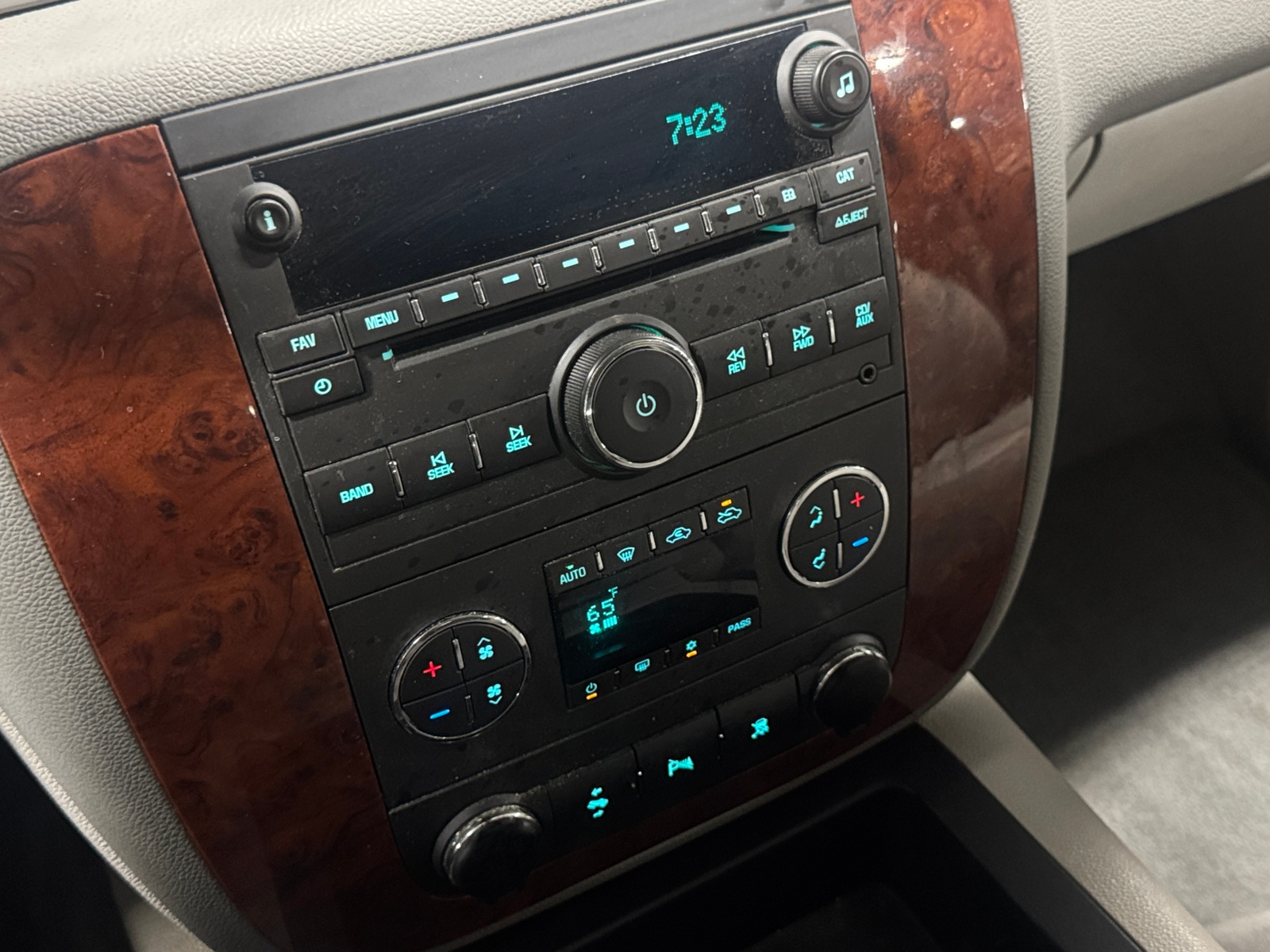 Thumbnail: 2011 Chevrolet Avalanche 1500 - 3