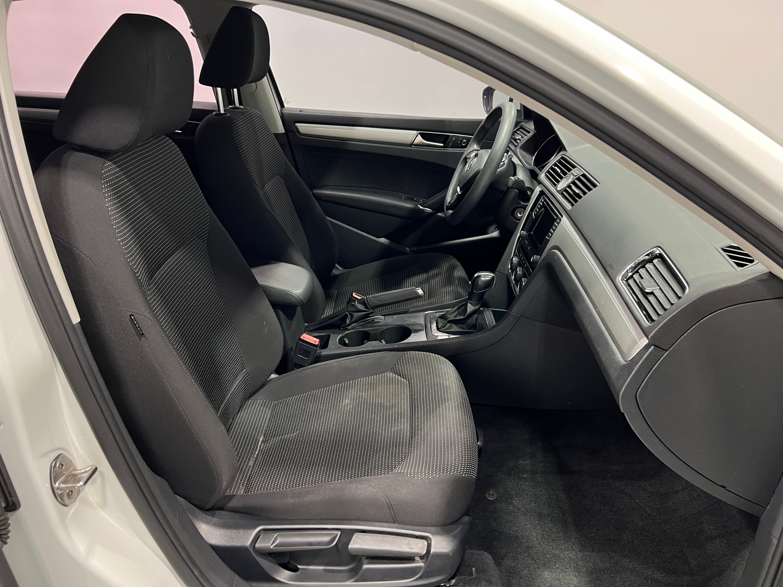 Thumbnail: 2016 Volkswagen Passat - 2