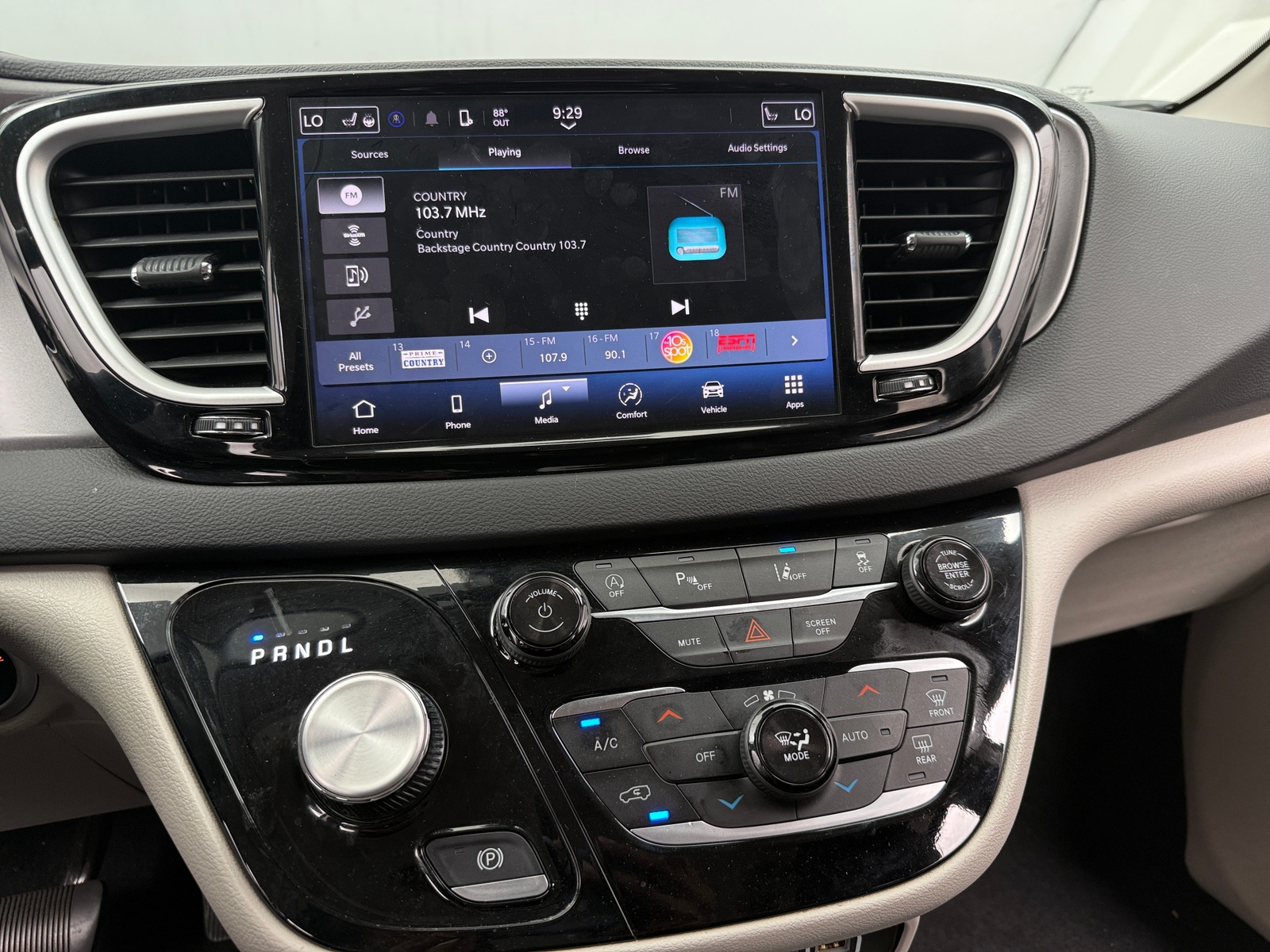 Thumbnail: 2024 Chrysler Pacifica - 3