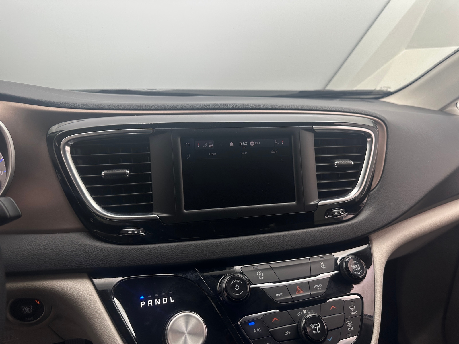 Thumbnail: 2024 Chrysler Voyager - 4