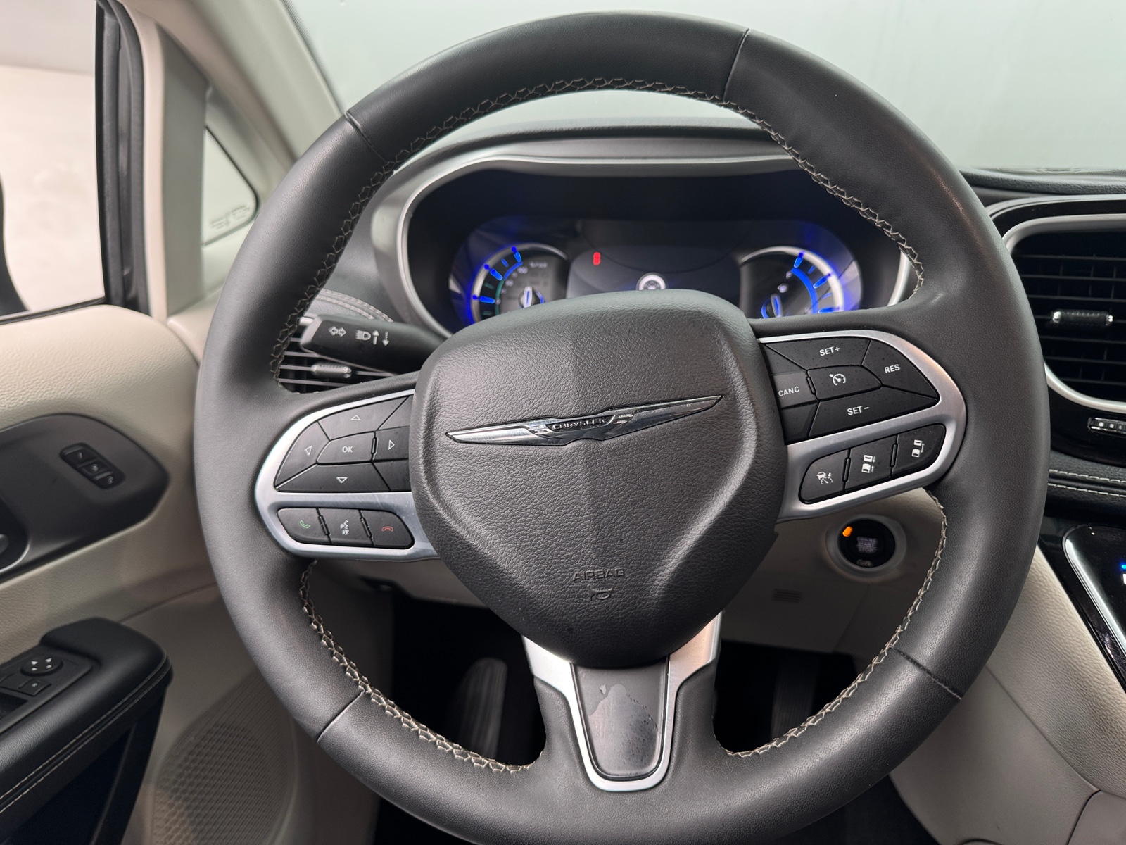 Thumbnail: 2023 Chrysler Pacifica - 4