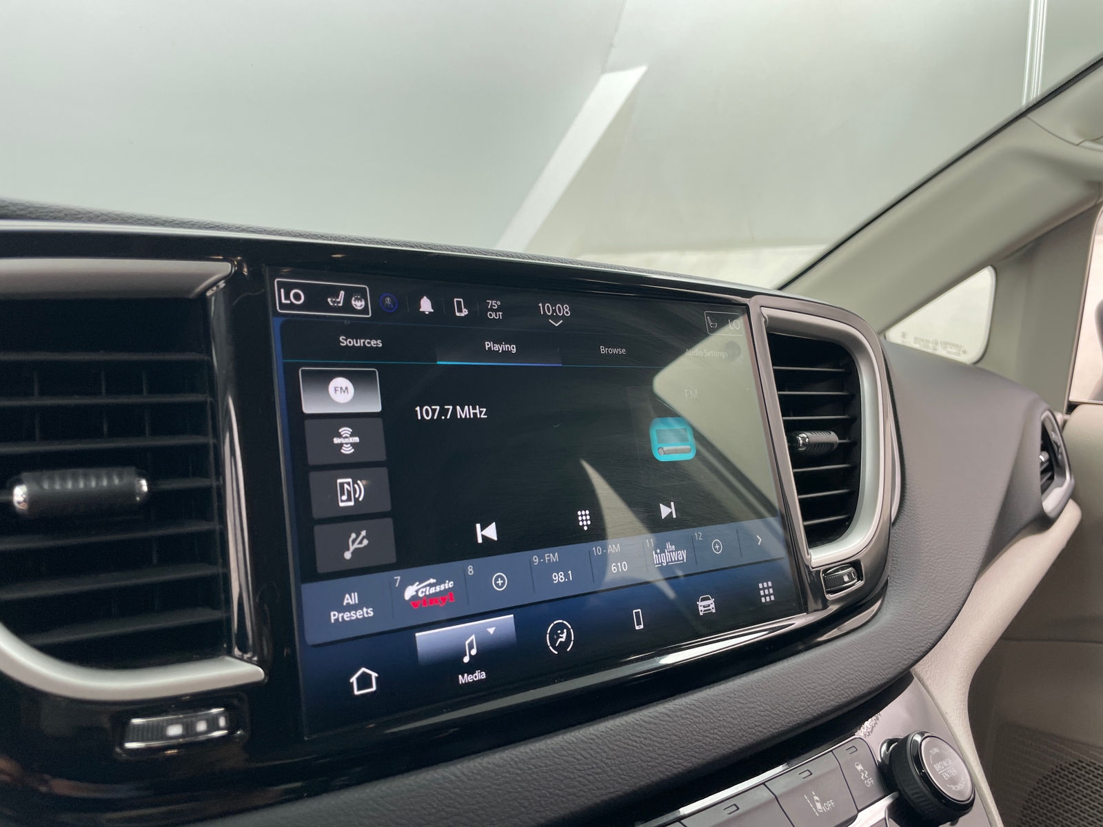 Thumbnail: 2024 Chrysler Pacifica - 3