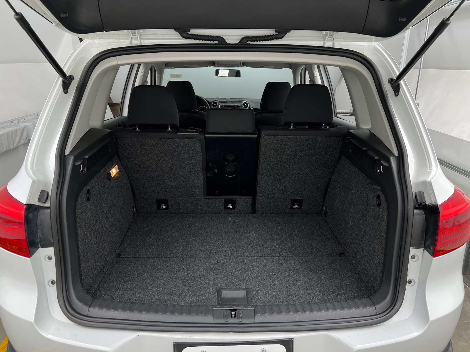 Thumbnail: 2018 Volkswagen Tiguan - 7