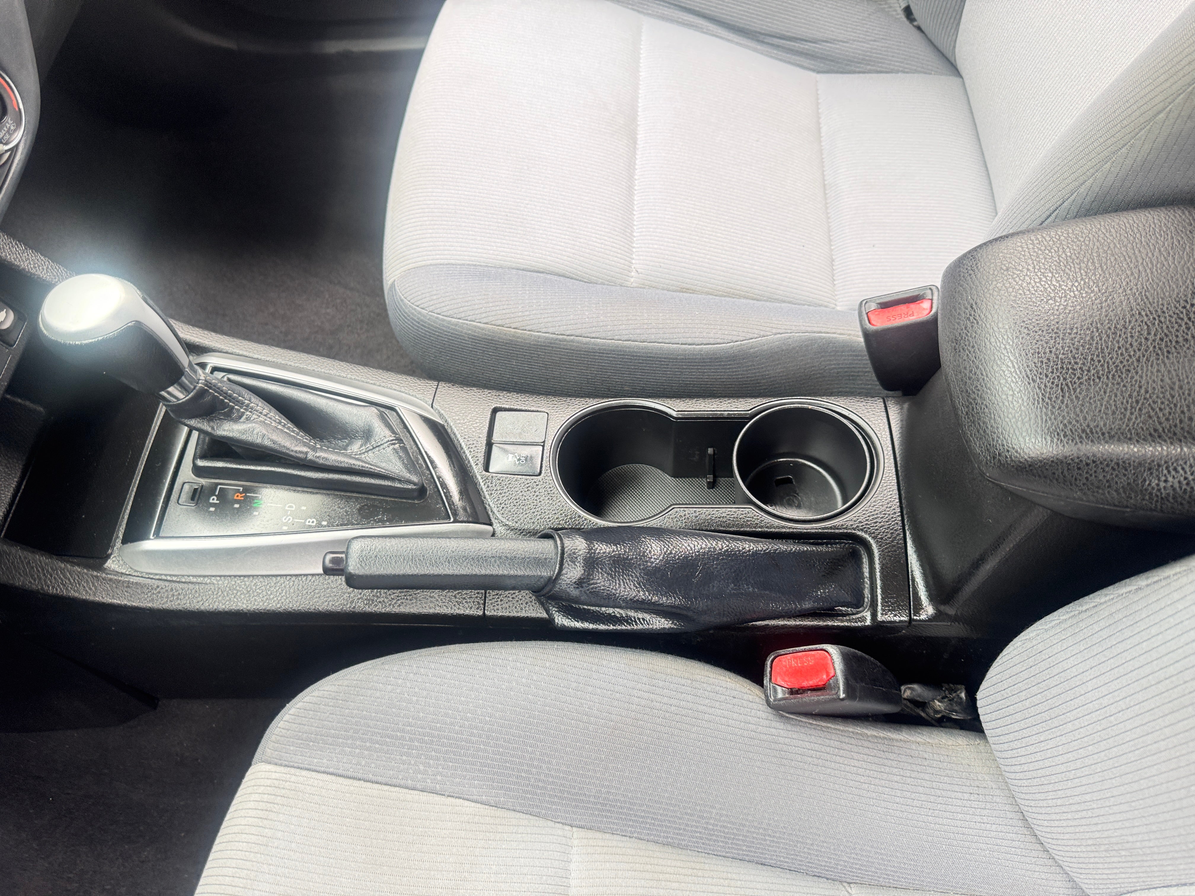 Used 2018 Toyota Corolla L with VIN 5YFBURHE2JP737919 for sale in Pewaukee, WI