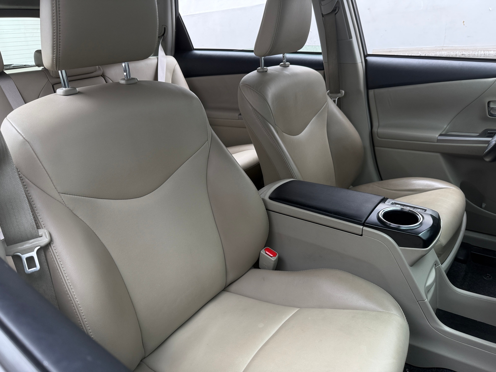 Thumbnail: 2015 Toyota Prius v - 2