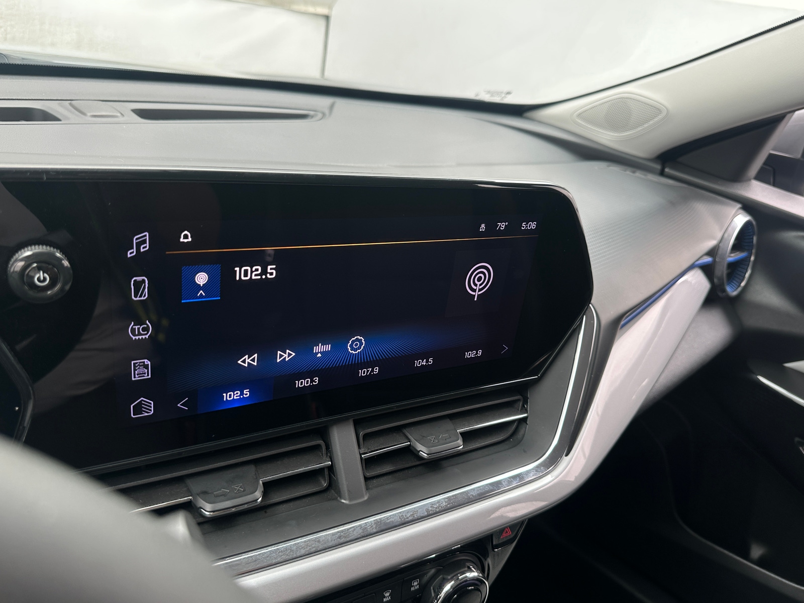 Thumbnail: 2025 Chevrolet Trax - 3