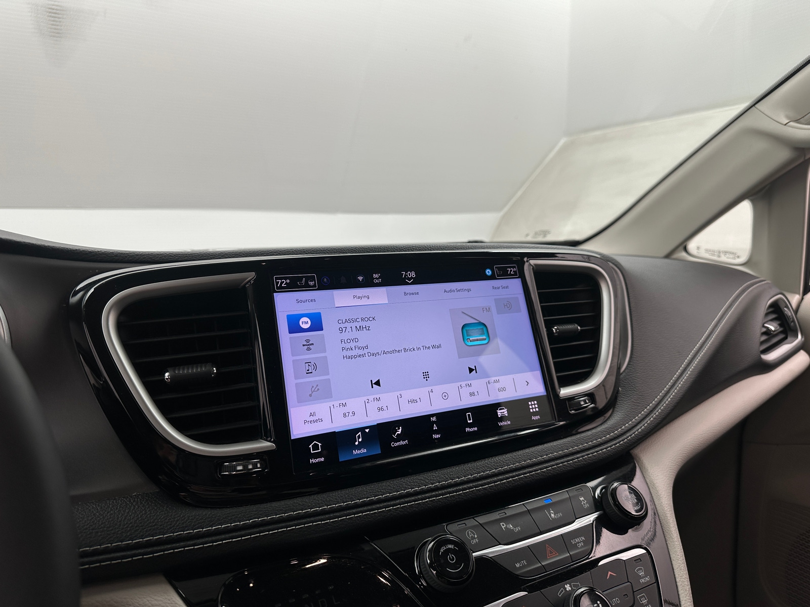 Thumbnail: 2023 Chrysler Pacifica - 3