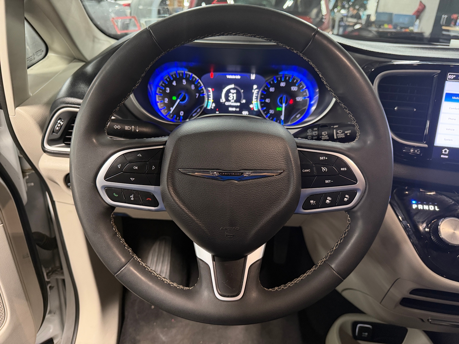 Thumbnail: 2023 Chrysler Pacifica - 4