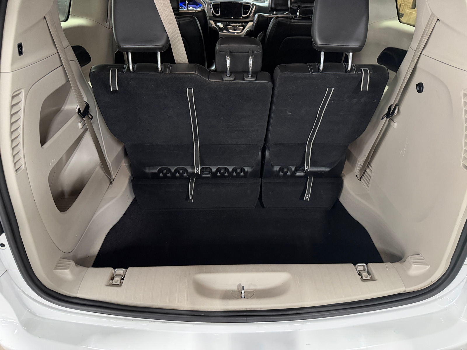 Thumbnail: 2023 Chrysler Pacifica - 6