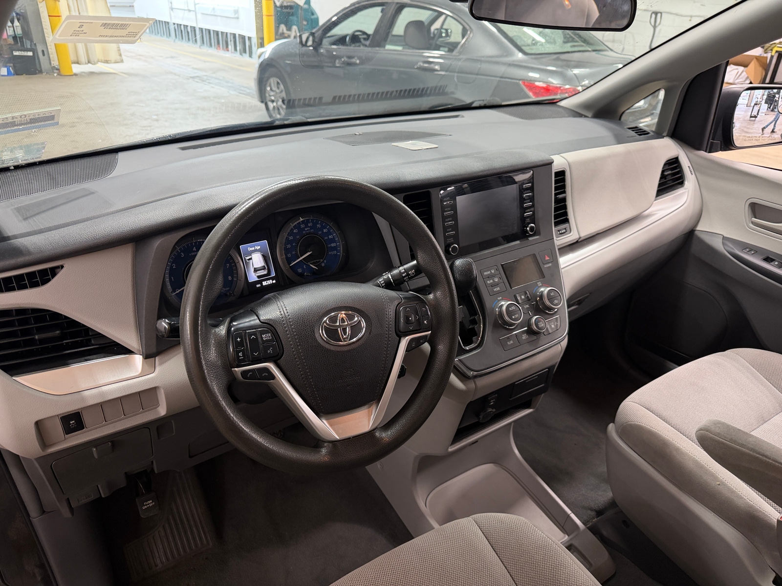 Thumbnail: 2019 Toyota Sienna - 3