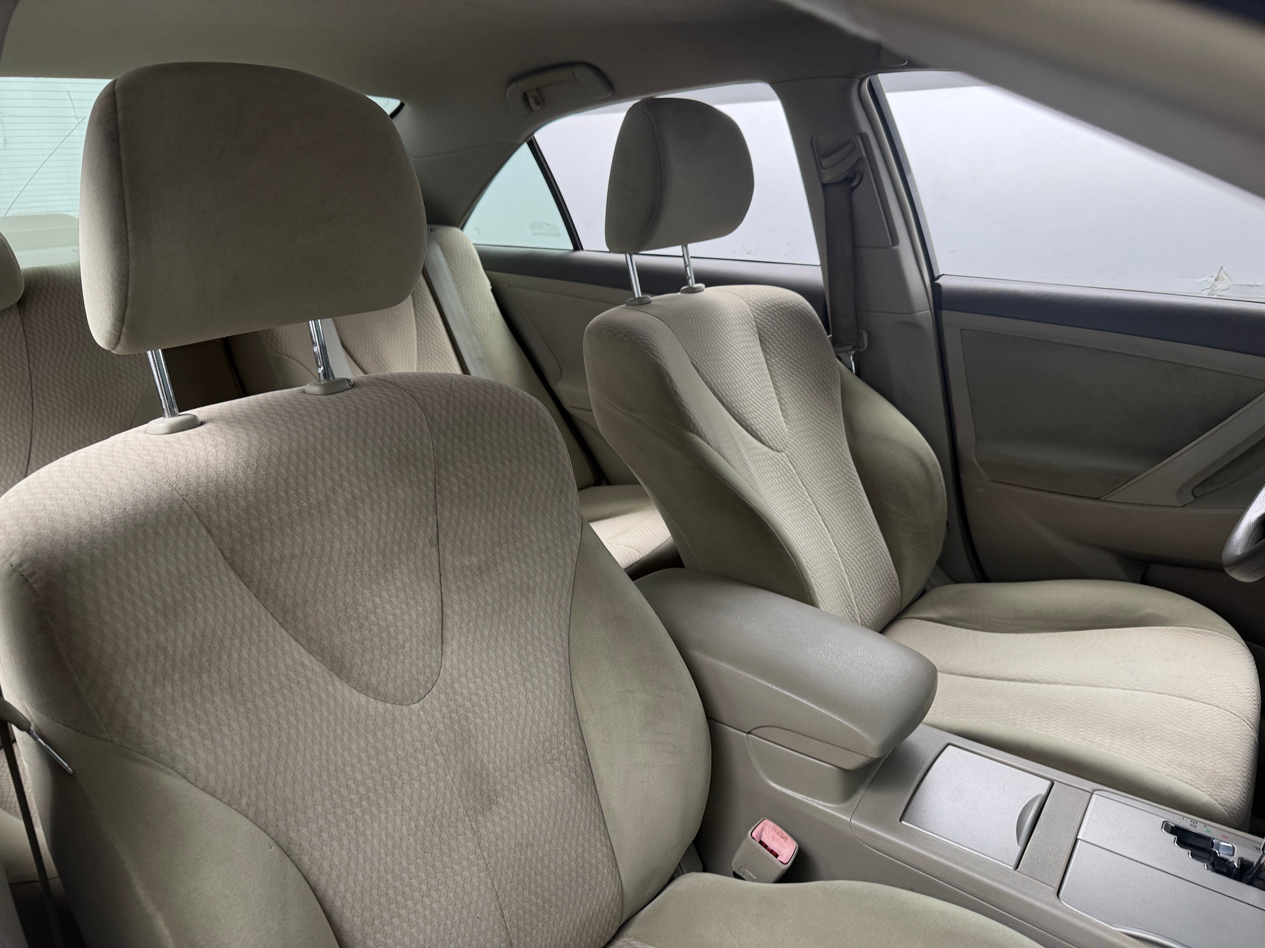 2010 Toyota Camry LE - Photo 6