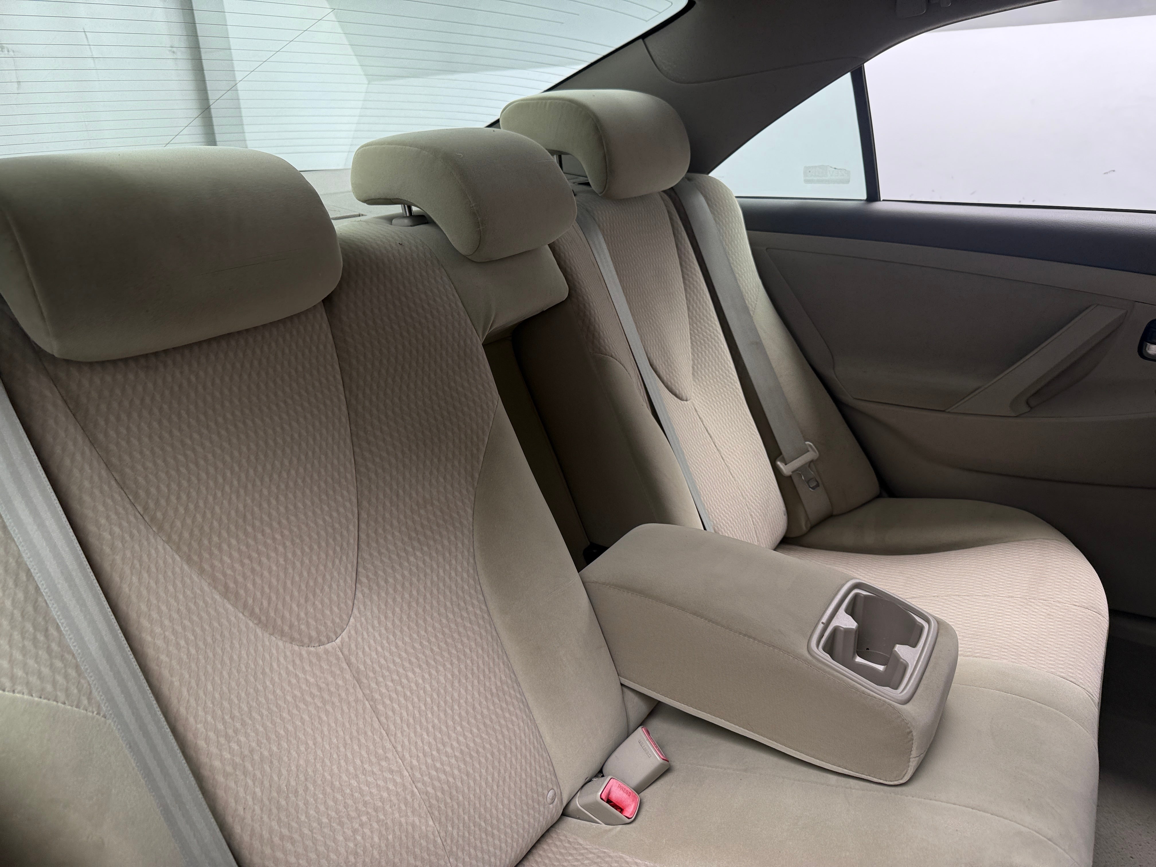 2010 Toyota Camry LE - Photo 8