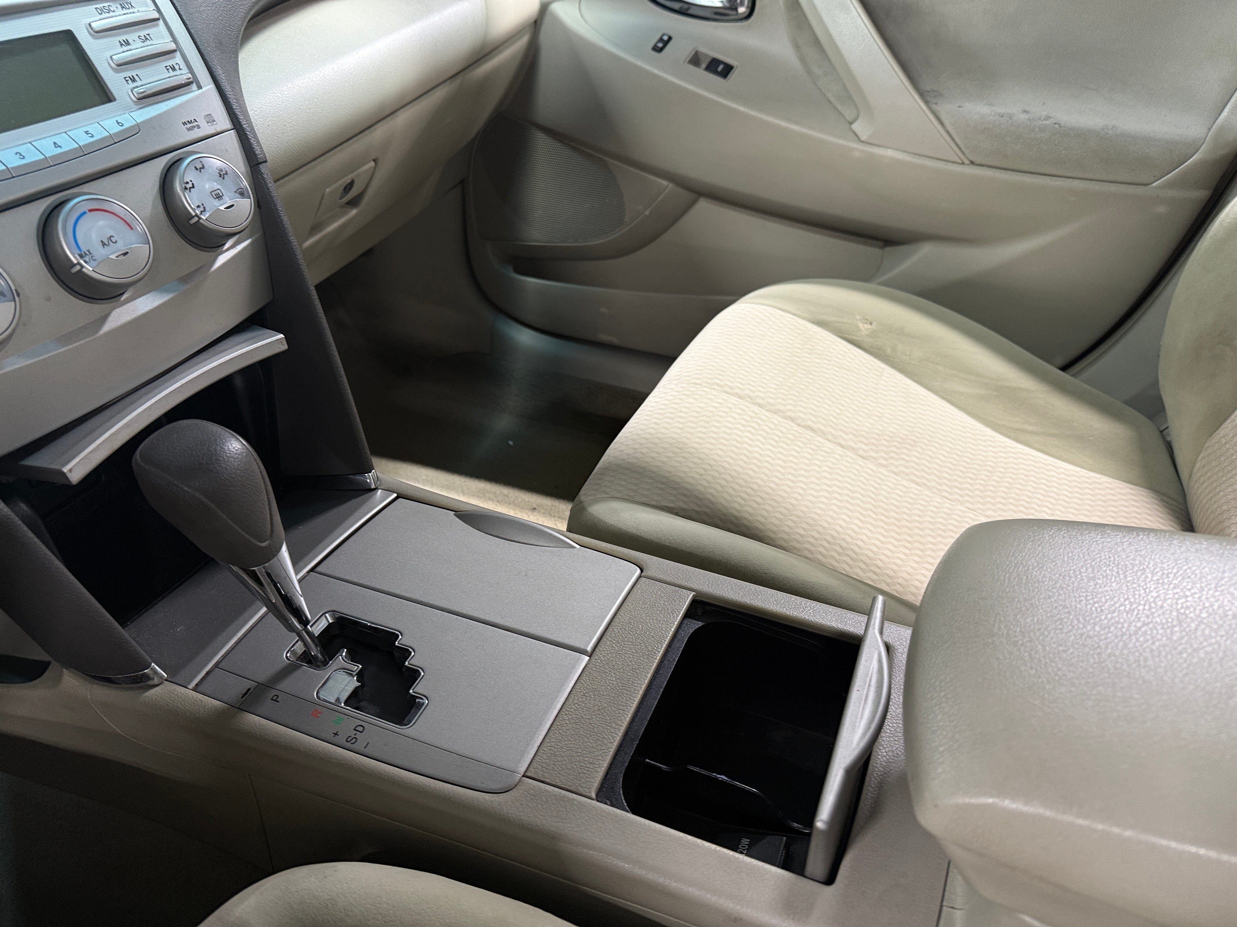 2010 Toyota Camry LE - Photo 4