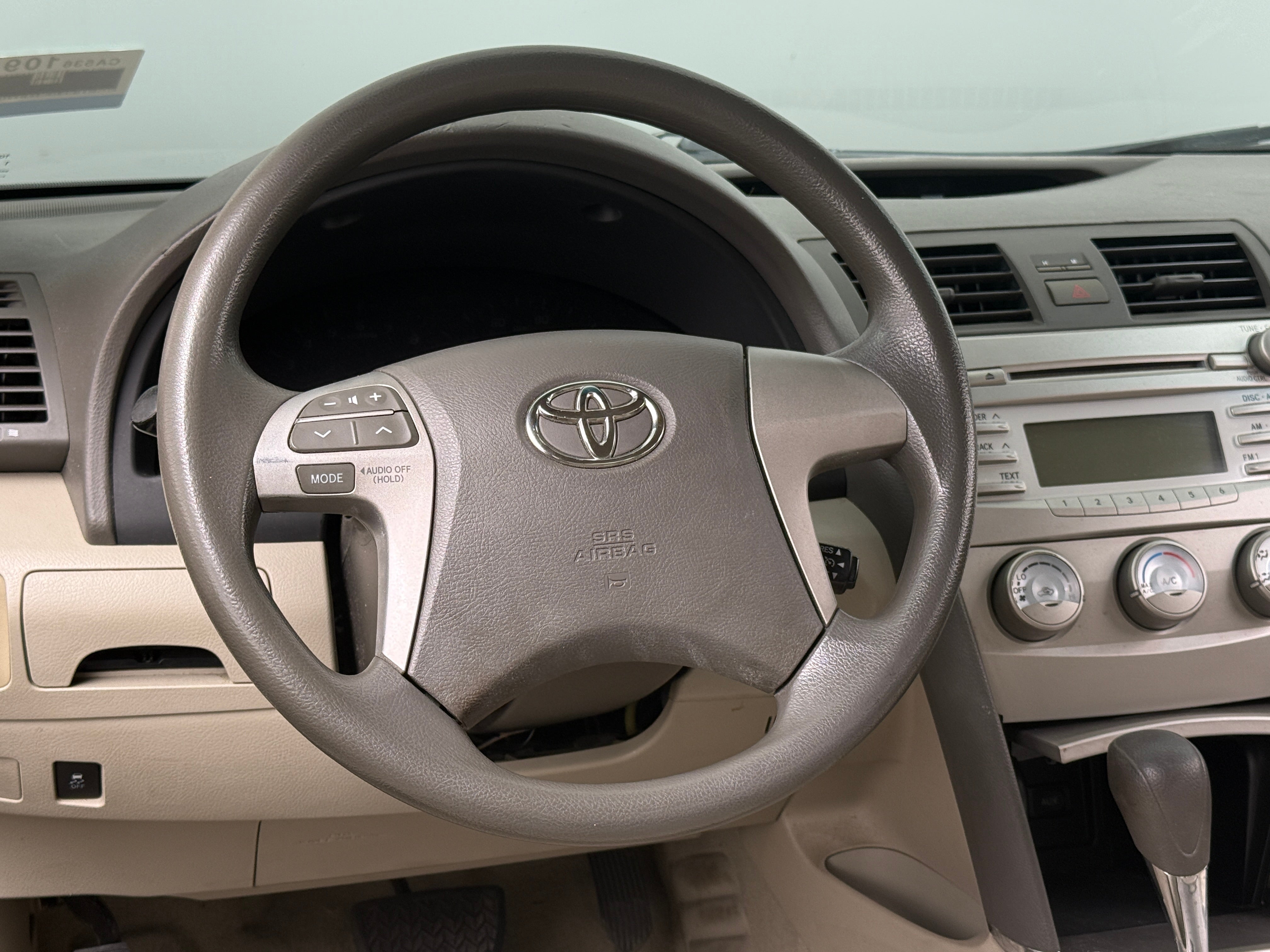 2010 Toyota Camry LE - Photo 3